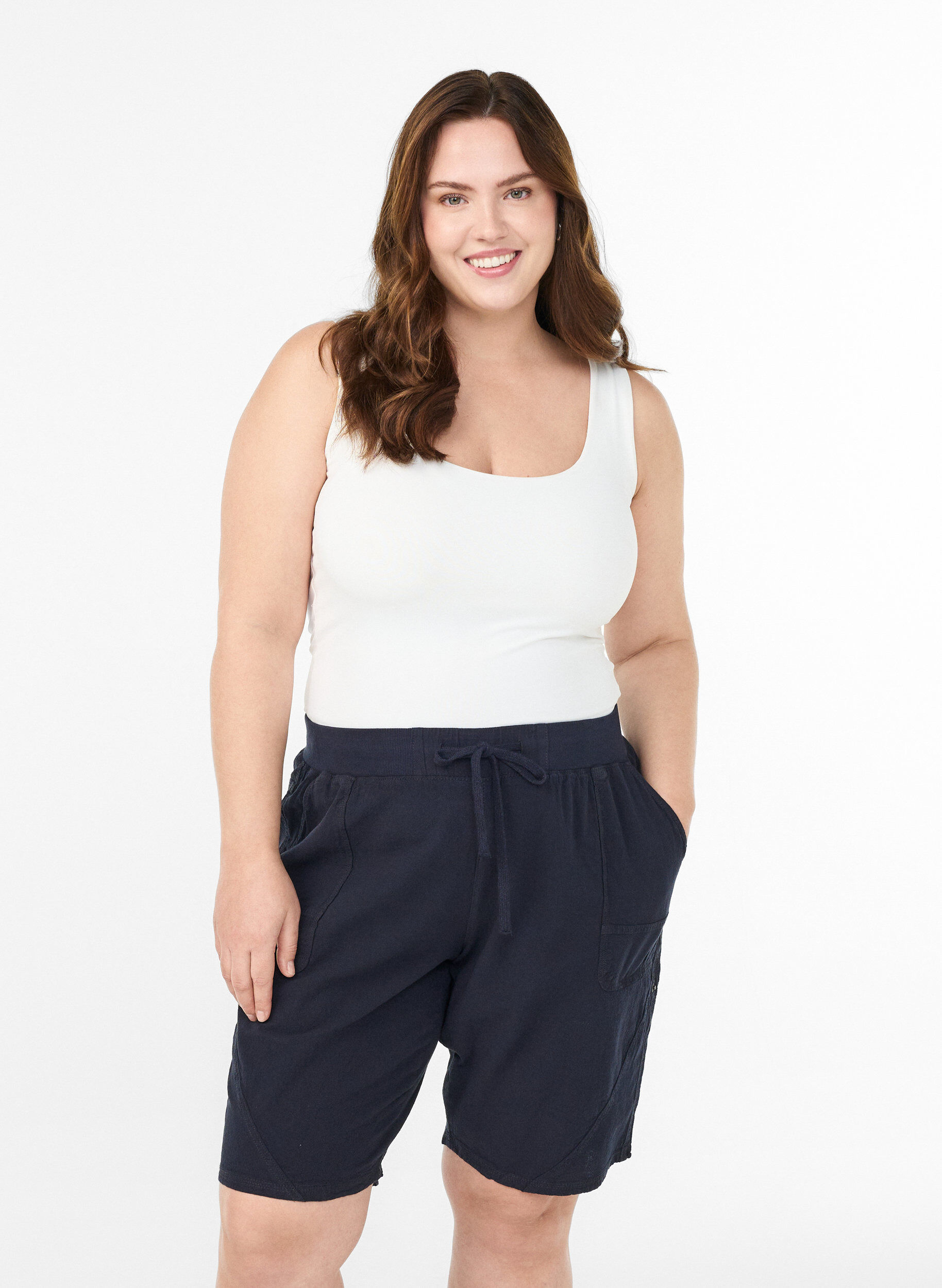 Zizzi V&auml;lj&auml;t puuvillashortsit taskuilla, Sininen, Model image number 0