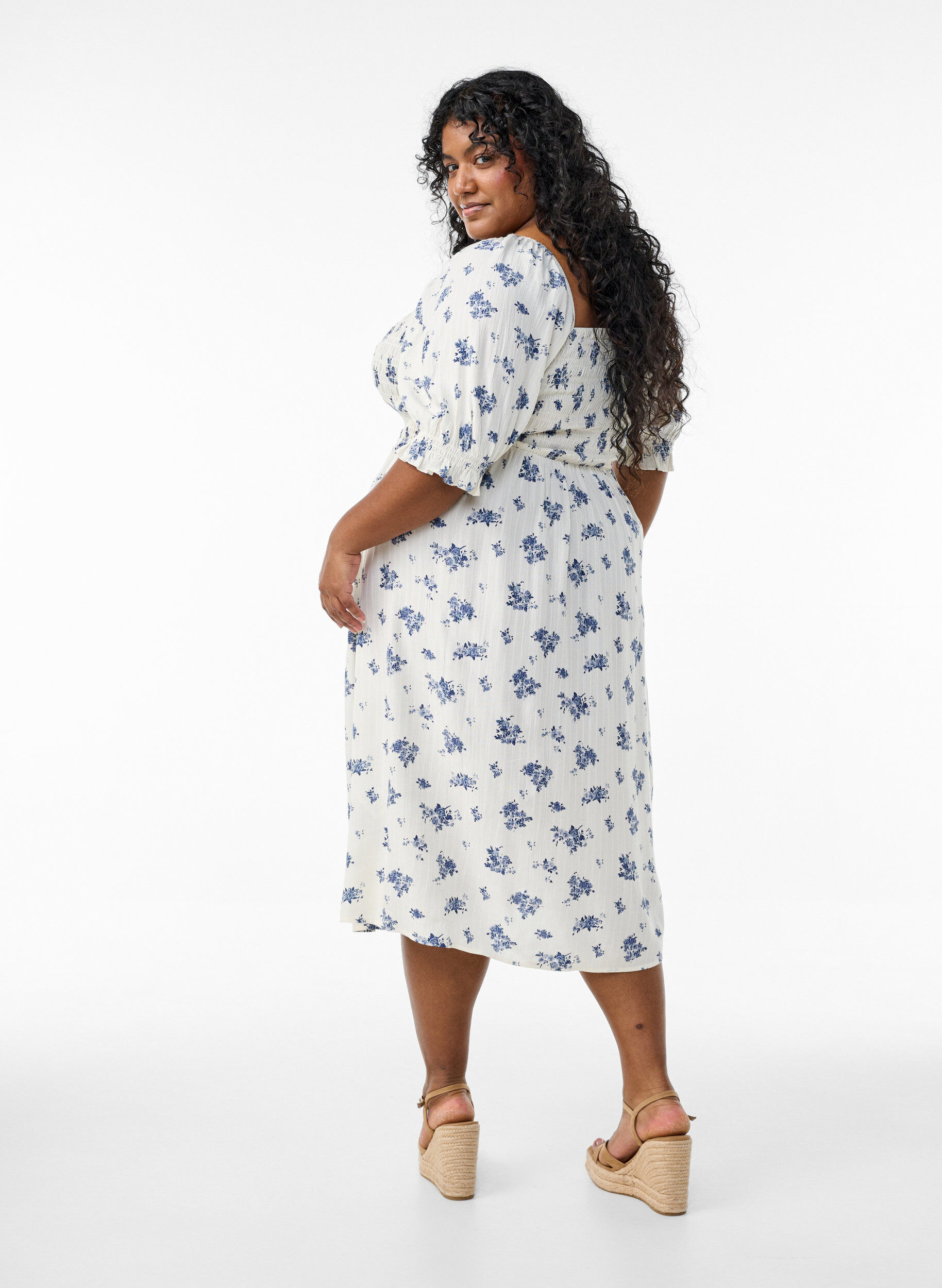 ZizziKukallinen midimekko viskoosista smokkirypytyksell&auml;, Valkoinen, Model image number 1