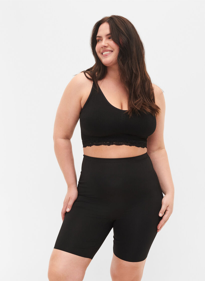 Kevyesti muotoilevat shortsit korkealla vy&ouml;t&auml;r&ouml;ll&auml;, Musta, Model image number 0