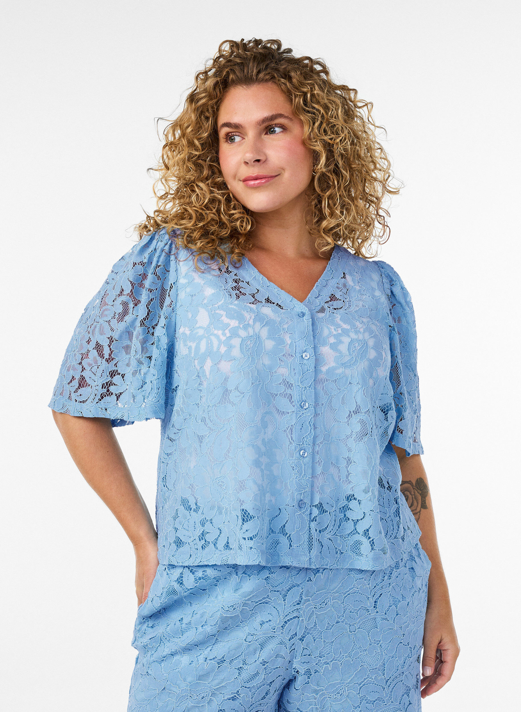 Pitsishortsit korkealla vy&ouml;t&auml;r&ouml;ll&auml; ja taskuilla, Sininen, Model