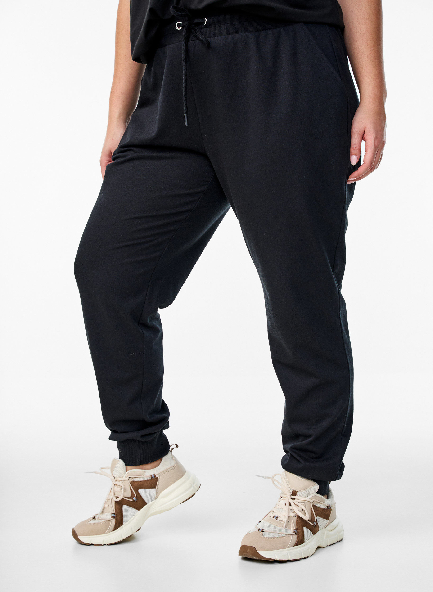V&auml;lj&auml;t treenihousut taskuilla, Musta, Model