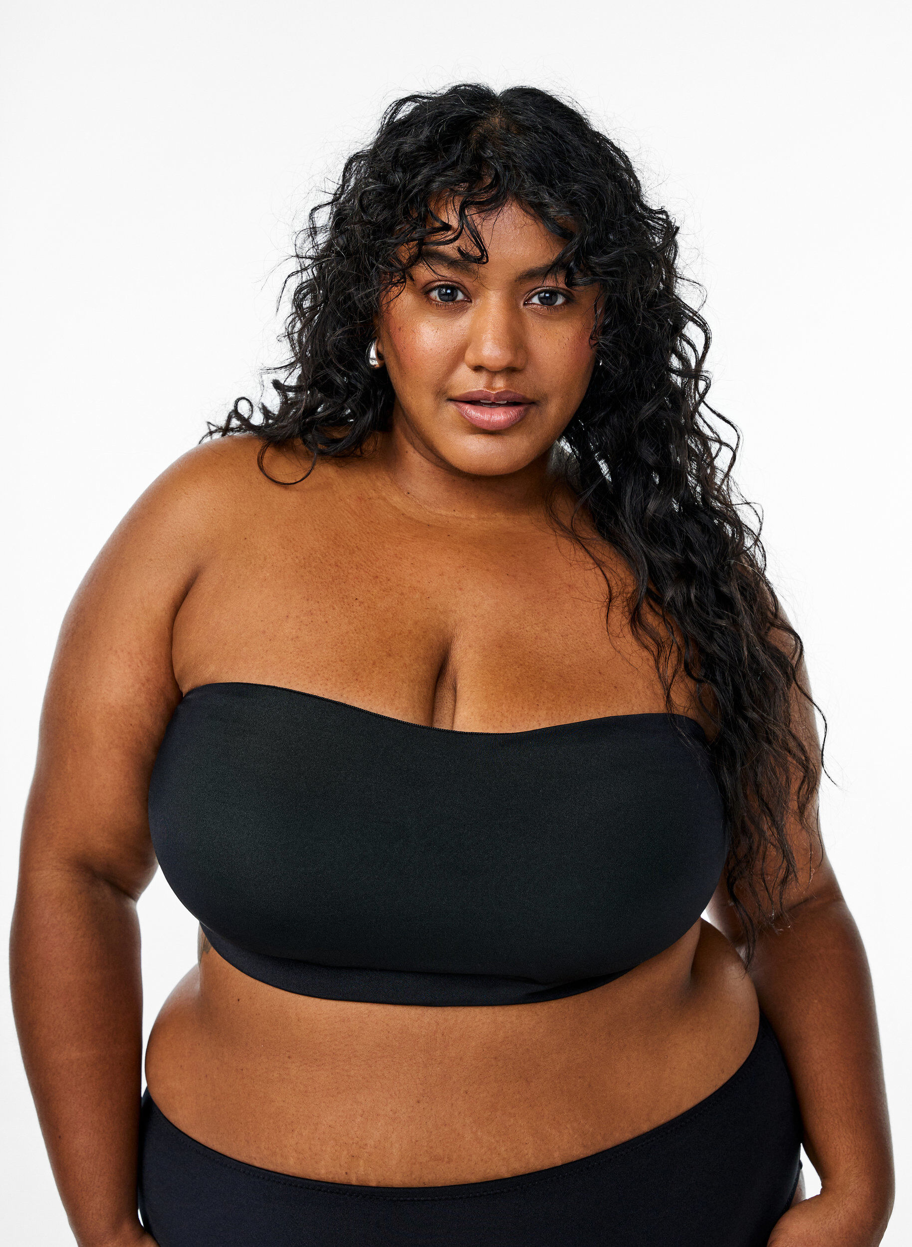 Yksiv&auml;rinen bandeau-bikiniyl&auml;osa, Musta, Model