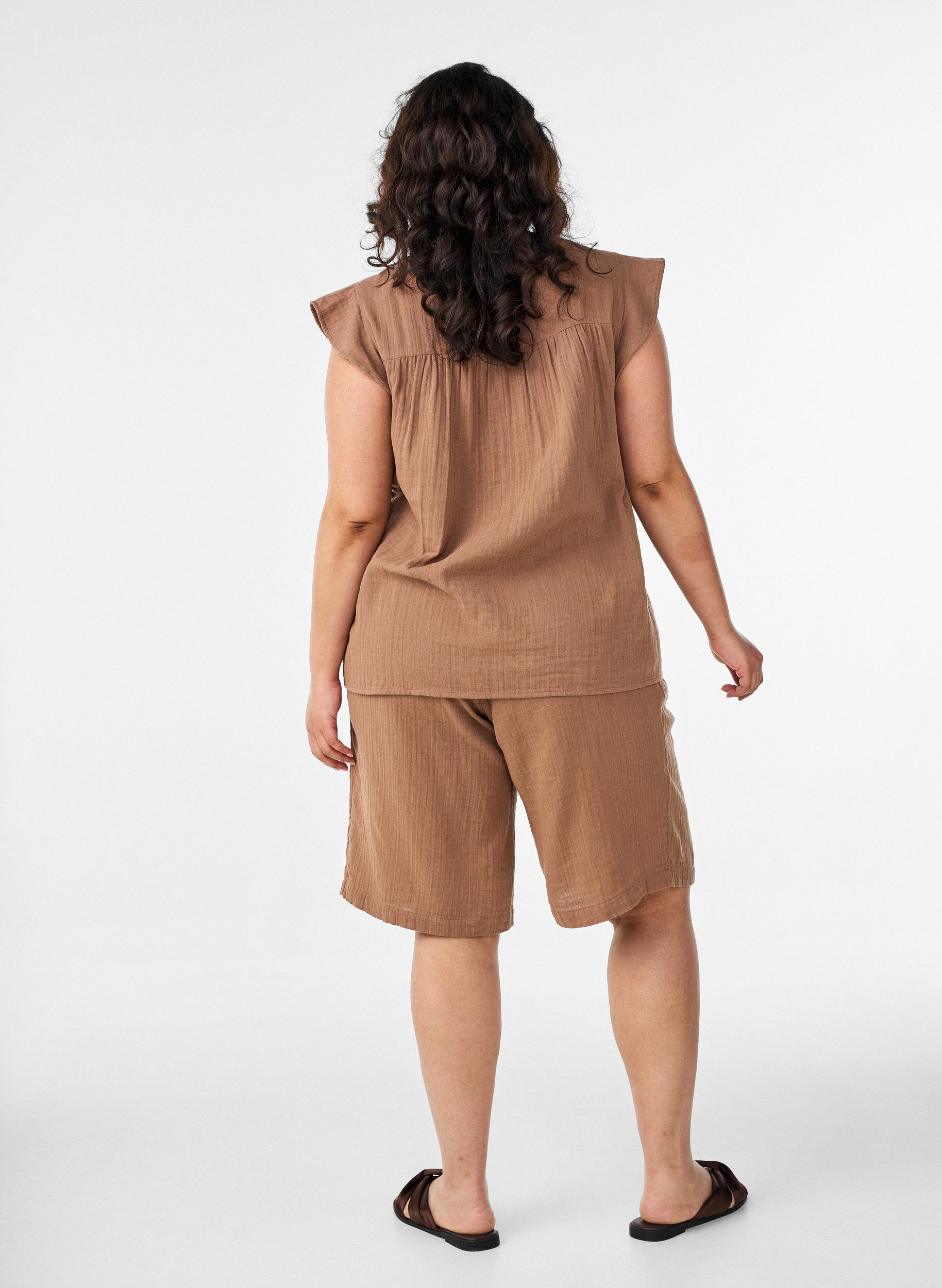 ZizziV&auml;lj&auml;sti istuvat puuvillamusliinishortsit korkealla vy&ouml;t&auml;r&ouml;ll&auml;, Ruskea, Model image number 2