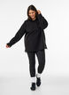 Fleece-huppari korkealla kauluksella ja brodeeratulla tekstill&auml;, Musta, Model image number 1