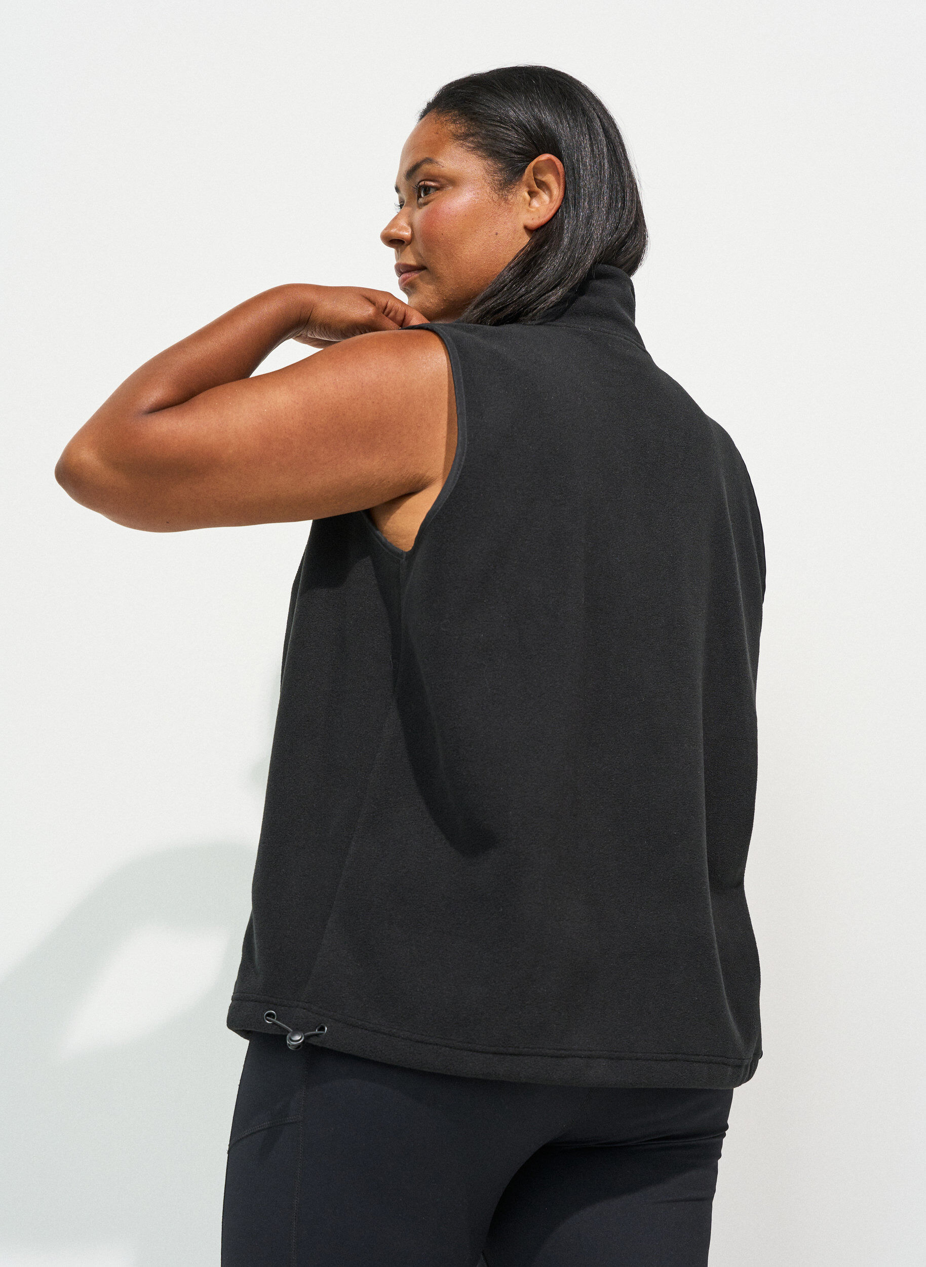 ZizziFleece-liivi korkealla kauluksella ja kiristysny&ouml;rill&auml; helmassa, Musta, Model image number 2