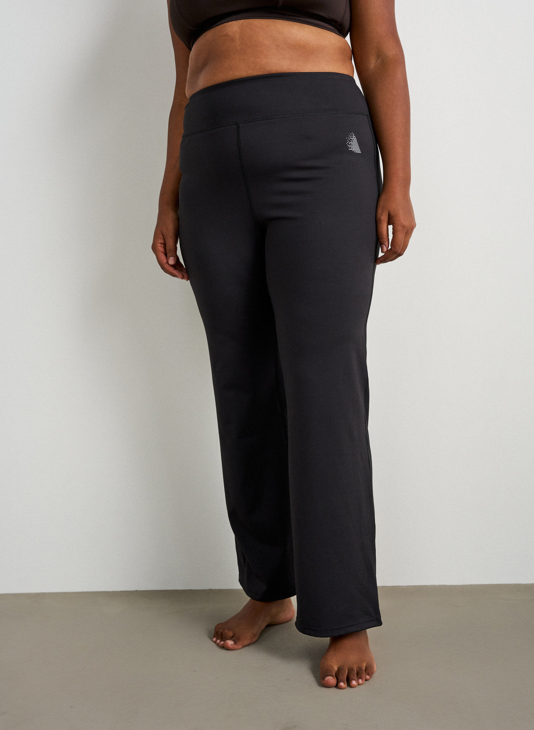 ZizziBootcut-treenitrikoot korkealla vy&ouml;t&auml;r&ouml;ll&auml;, Musta, Model image number 2
