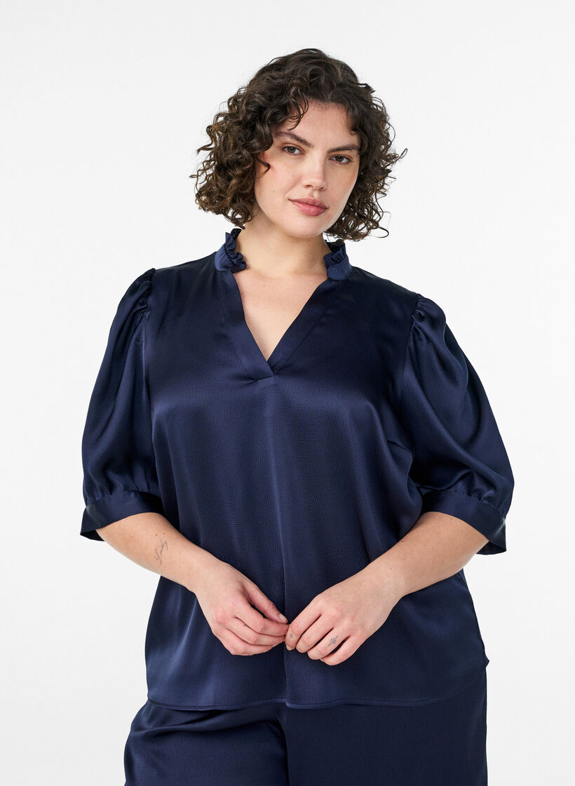 Satiinipintainen pusero 1/2-hihoilla ja r&ouml;yhel&ouml;kauluksella, Sininen, Model image number 0