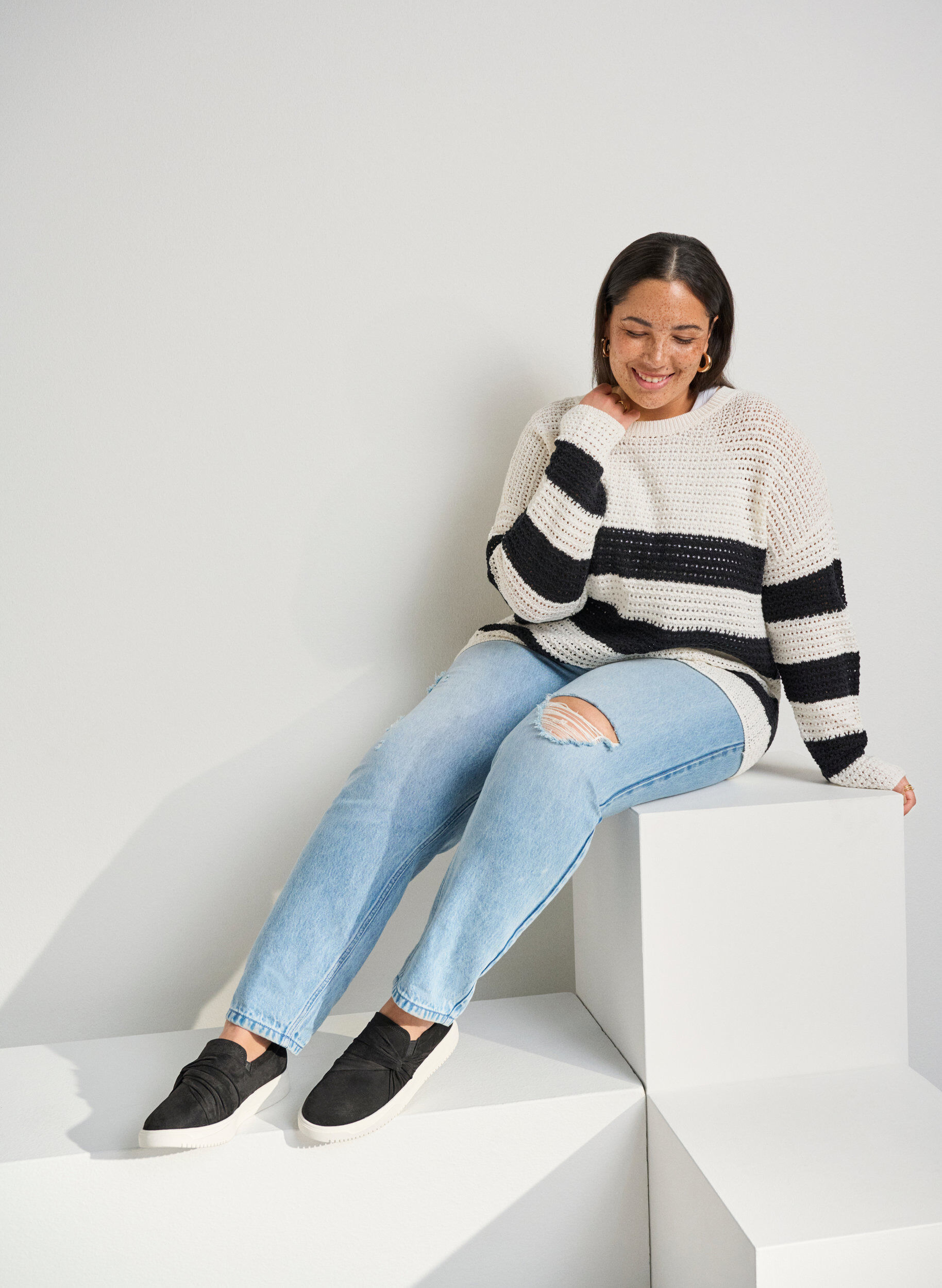 Zizzi Leve&auml;lestiset - Solmittavalla yksityiskohdalla varustetut slip-onit, Musta, Image image number 0