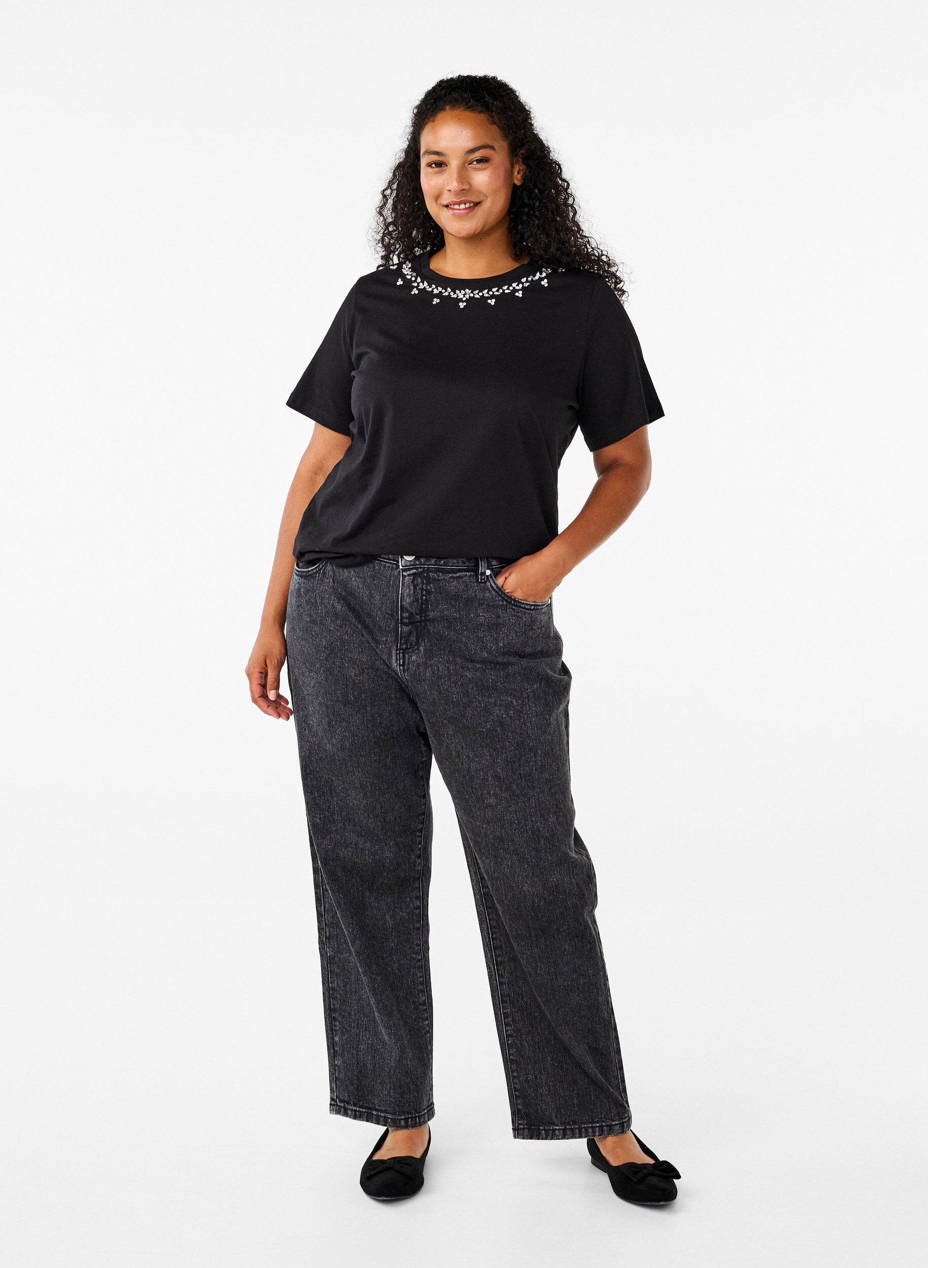 Zizzi T-paita, jossa py&ouml;re&auml; kaula-aukko ja strasseja, Black, Model image number 2