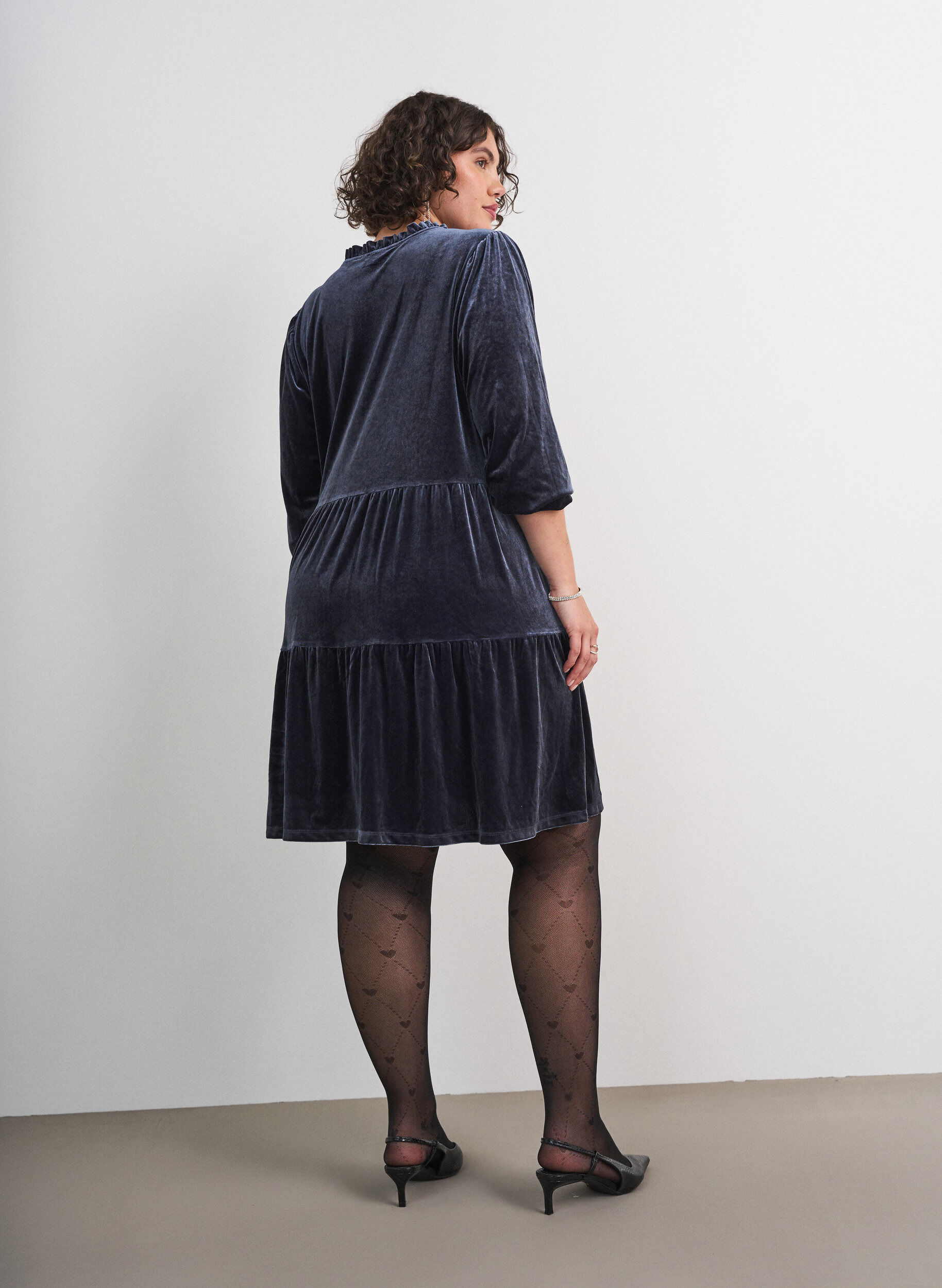 ZizziLyhyt veluurimekko r&ouml;yhel&ouml;kauluksella ja pitkill&auml; hihoilla, Sininen, Model image number 2