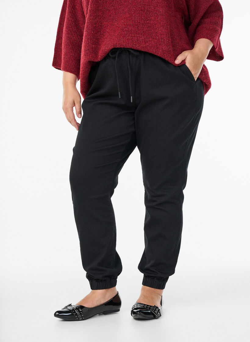 Denimhousut taskuilla, Musta, Model image number 2