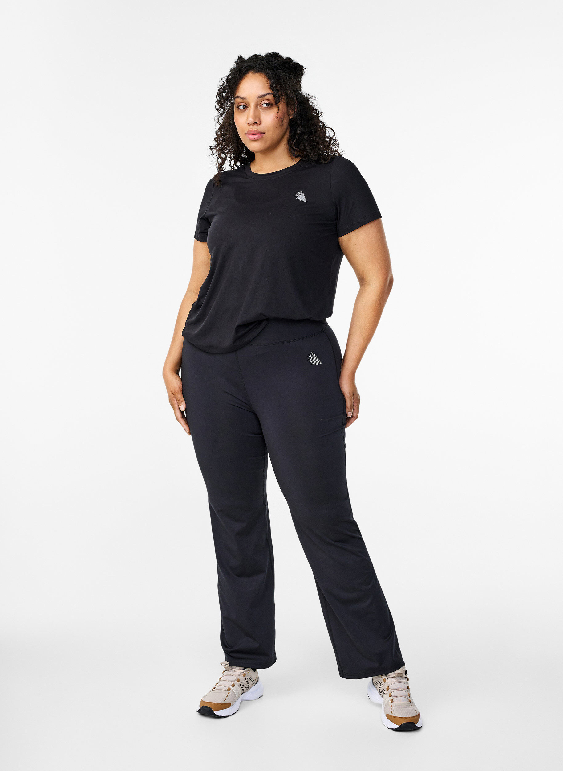 Zizzi T-paita tiukalla istuvuudella ja py&ouml;re&auml;ll&auml; kaula-aukolla, Black, Model image number 2