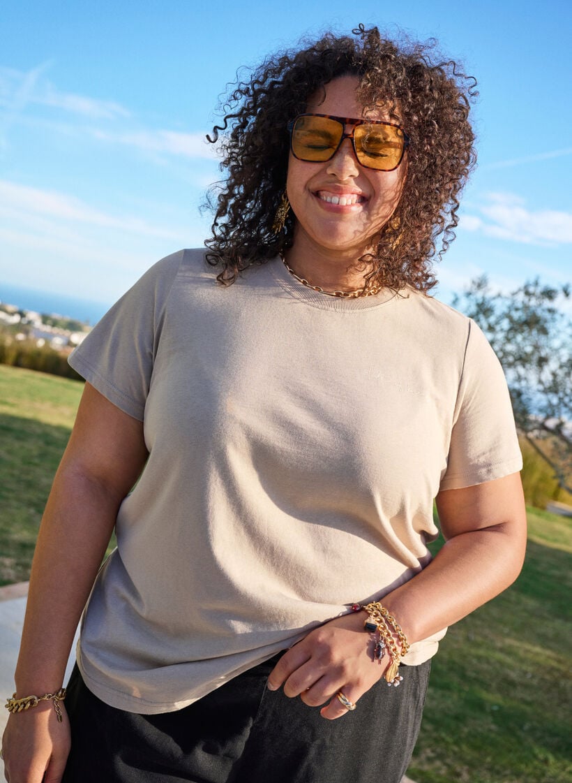 T-paita tekstiprintillä ja pyöreällä pääntiellä, Ruskea, Image image number 0