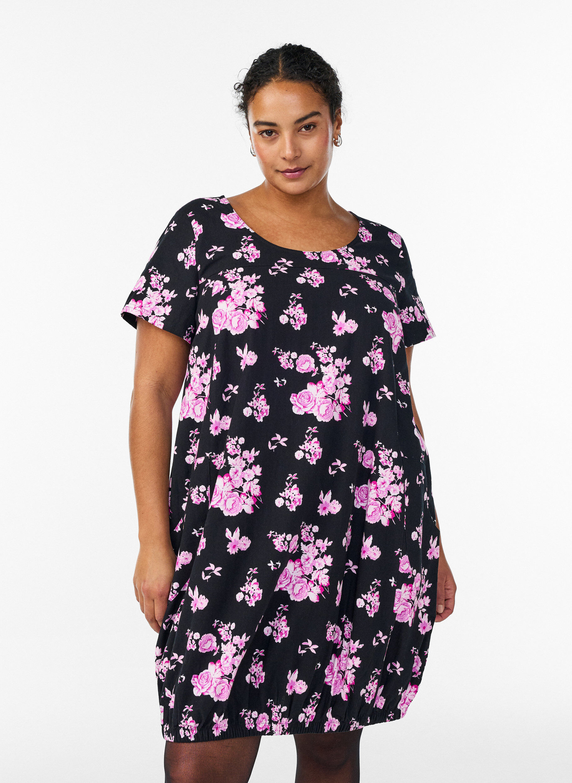 Lyhythihainen puuvillamekko printill&auml;, Musta, Model