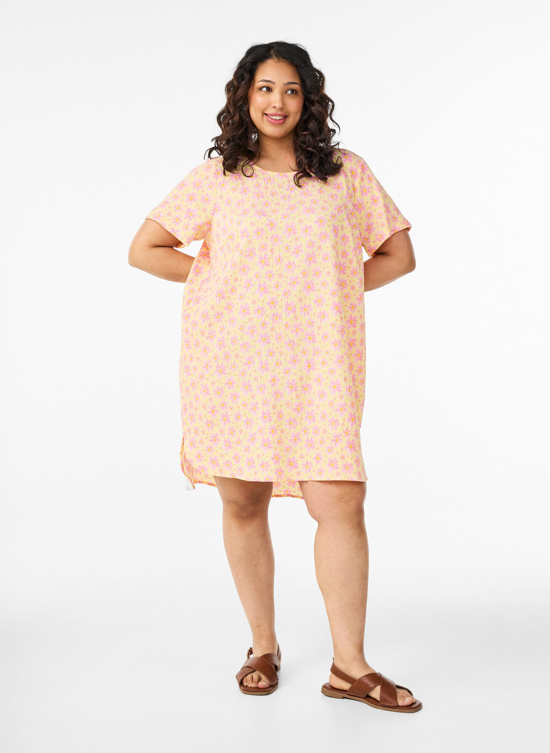 ZizziLyhyt mekko, jossa on ryppyinen pinta ja lyhyet hihat, Keltainen, Model image number 1