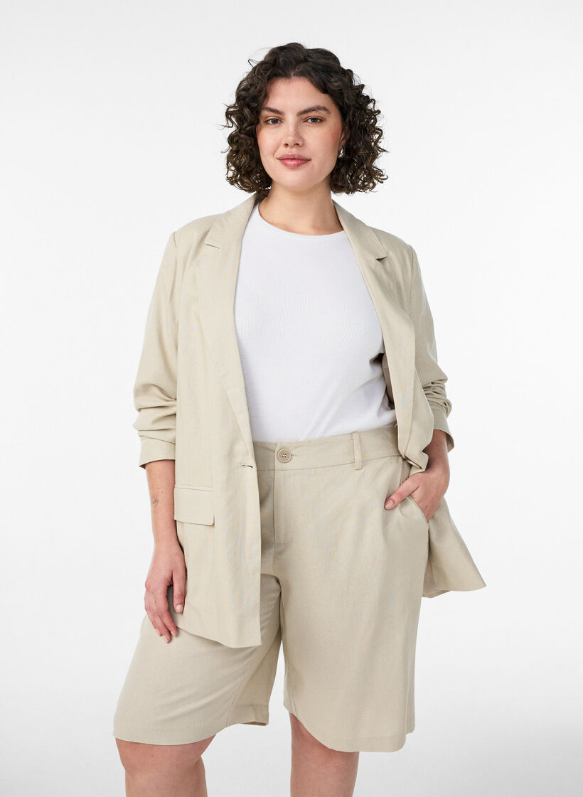 Korkeavy&ouml;t&auml;r&ouml;iset bermudashortsit pellavasta ja viskoosista, Beige, Model image number 0