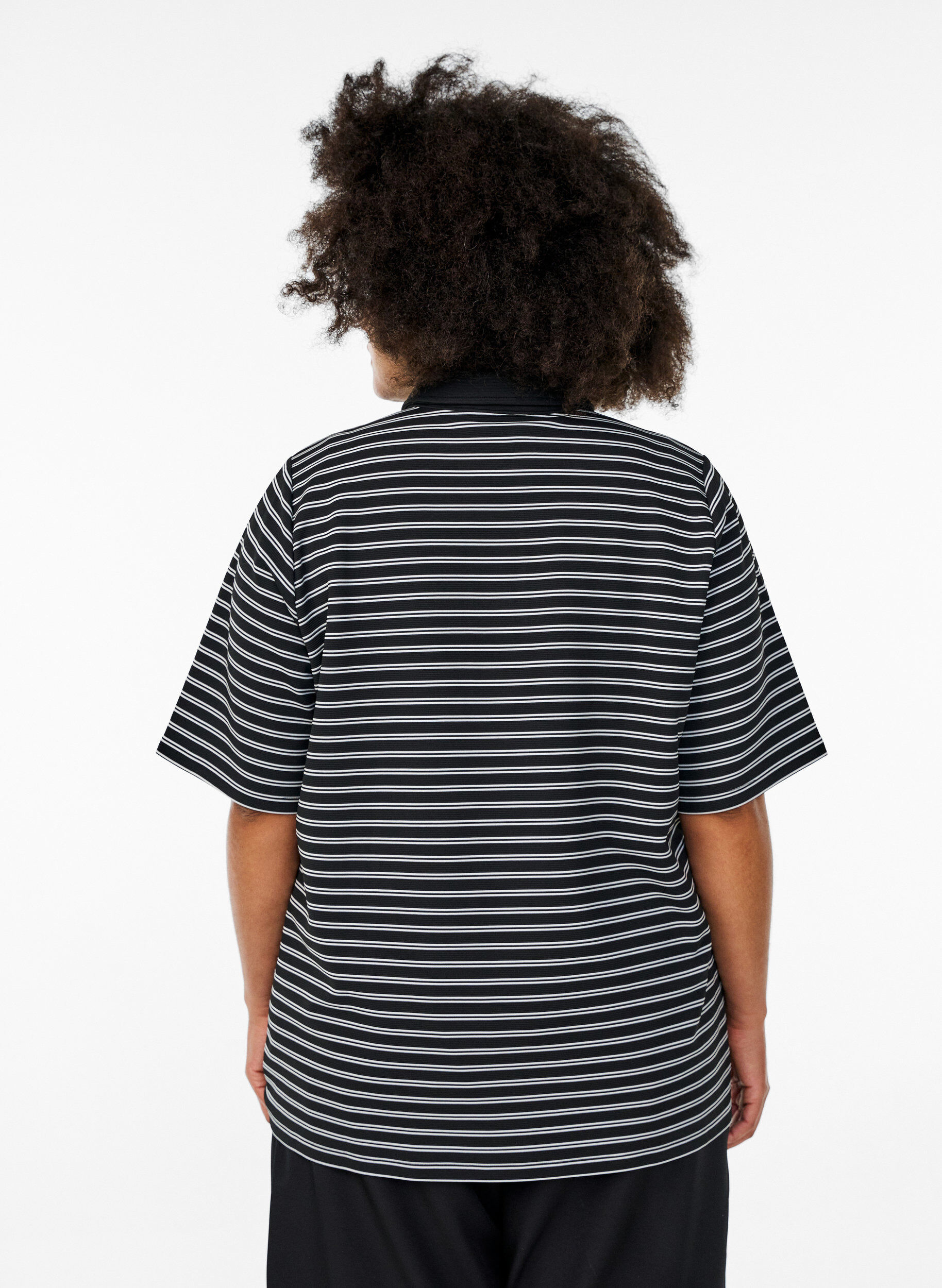 Zizzi Raidallinen pikeepaita, jossa on lyhyet hihat ja napit, Musta, Model image number 2