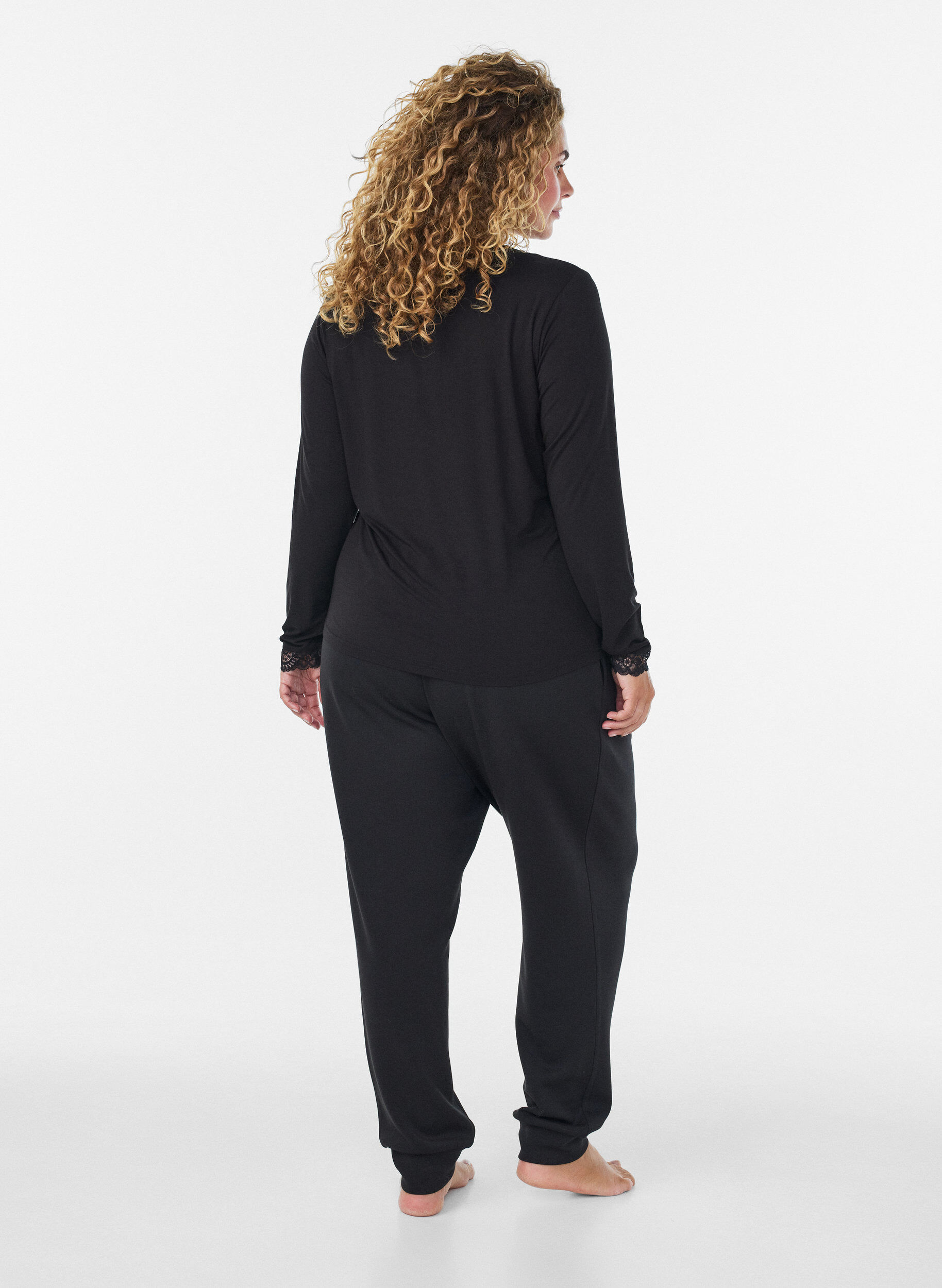 ZizziViskoosipusero pitsireunuksella ja V-p&auml;&auml;ntiell&auml;, Musta, Model image number 2
