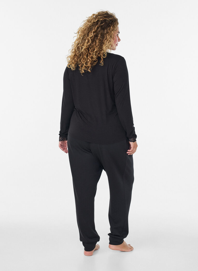 Viskoosipusero pitsireunuksella ja V-p&auml;&auml;ntiell&auml;, Musta, Model image number 2