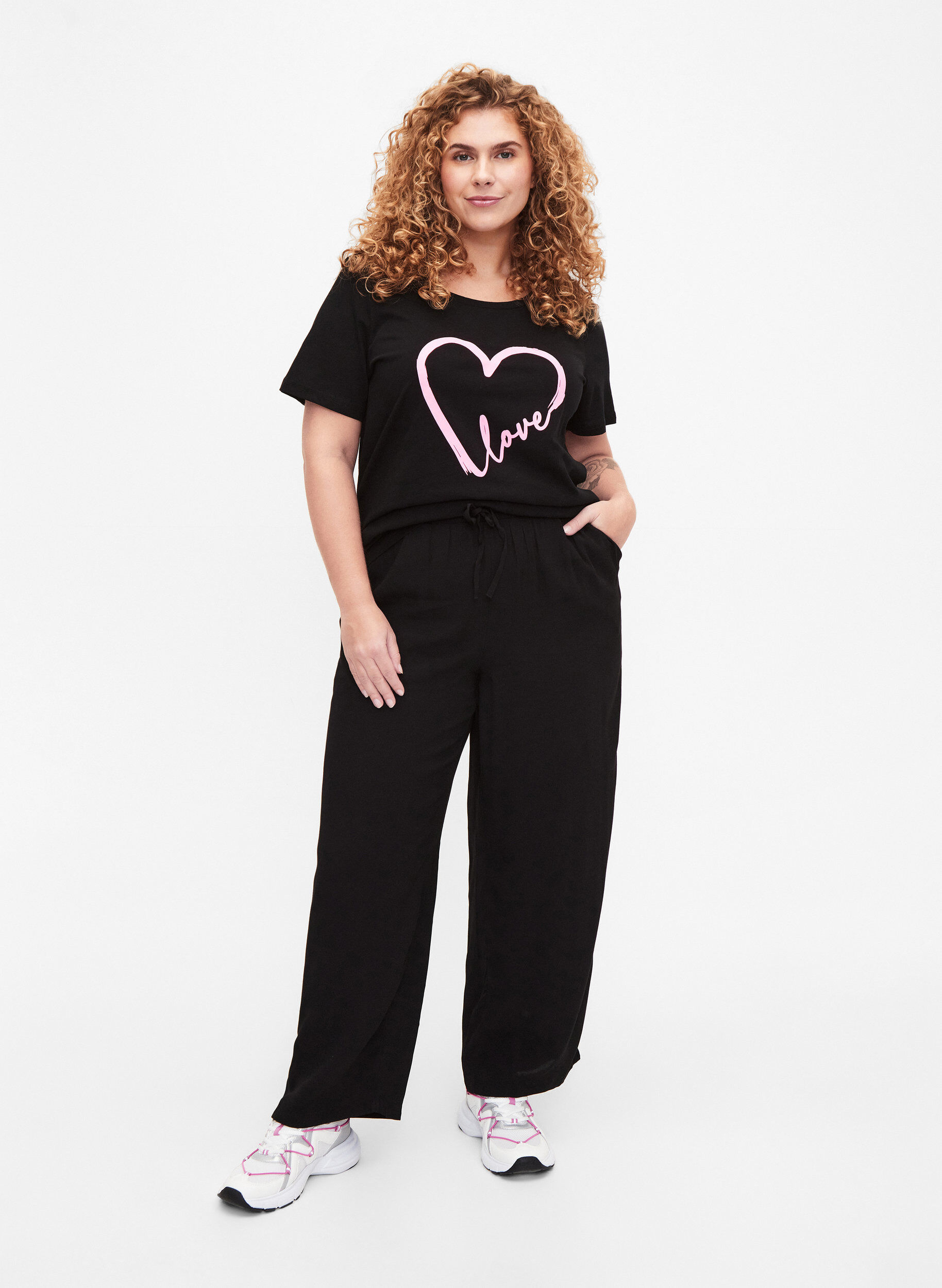 Zizzi Puuvillainen T-paita painatuksella, Black W. Heart L., Model image number 2