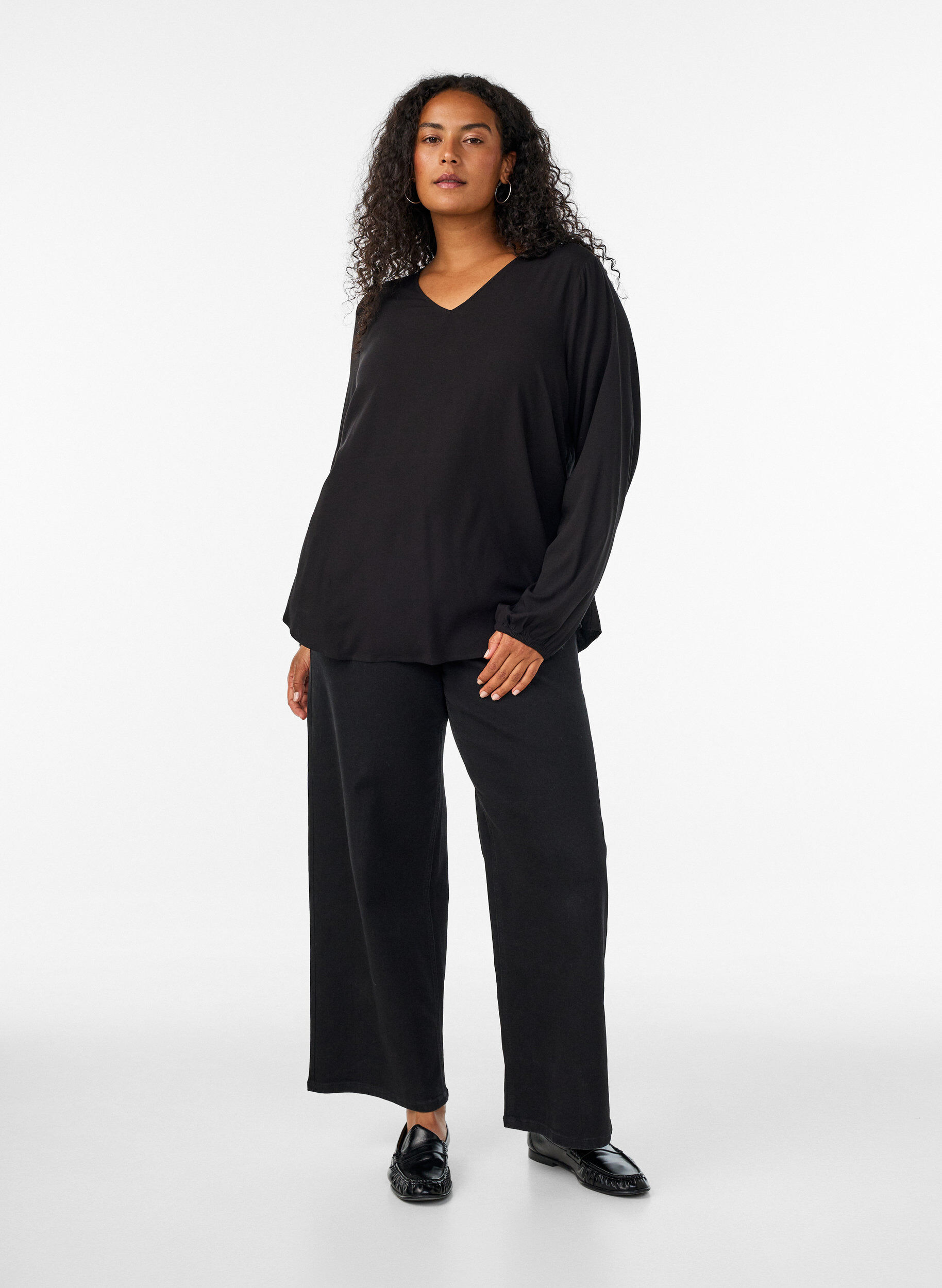 ZizziViskoosipusero V-p&auml;&auml;ntiell&auml; ja pitkill&auml; hihoilla, Musta, Model image number 1