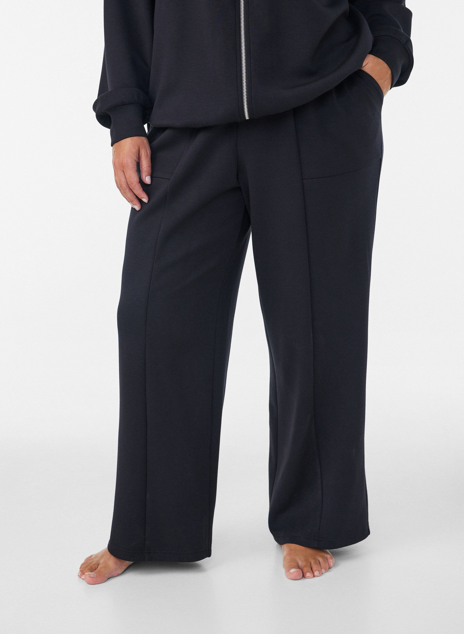 ZizziRennot jersey-housut korkealla vy&ouml;t&auml;r&ouml;ll&auml; ja taskuilla, Musta, Model image number 2