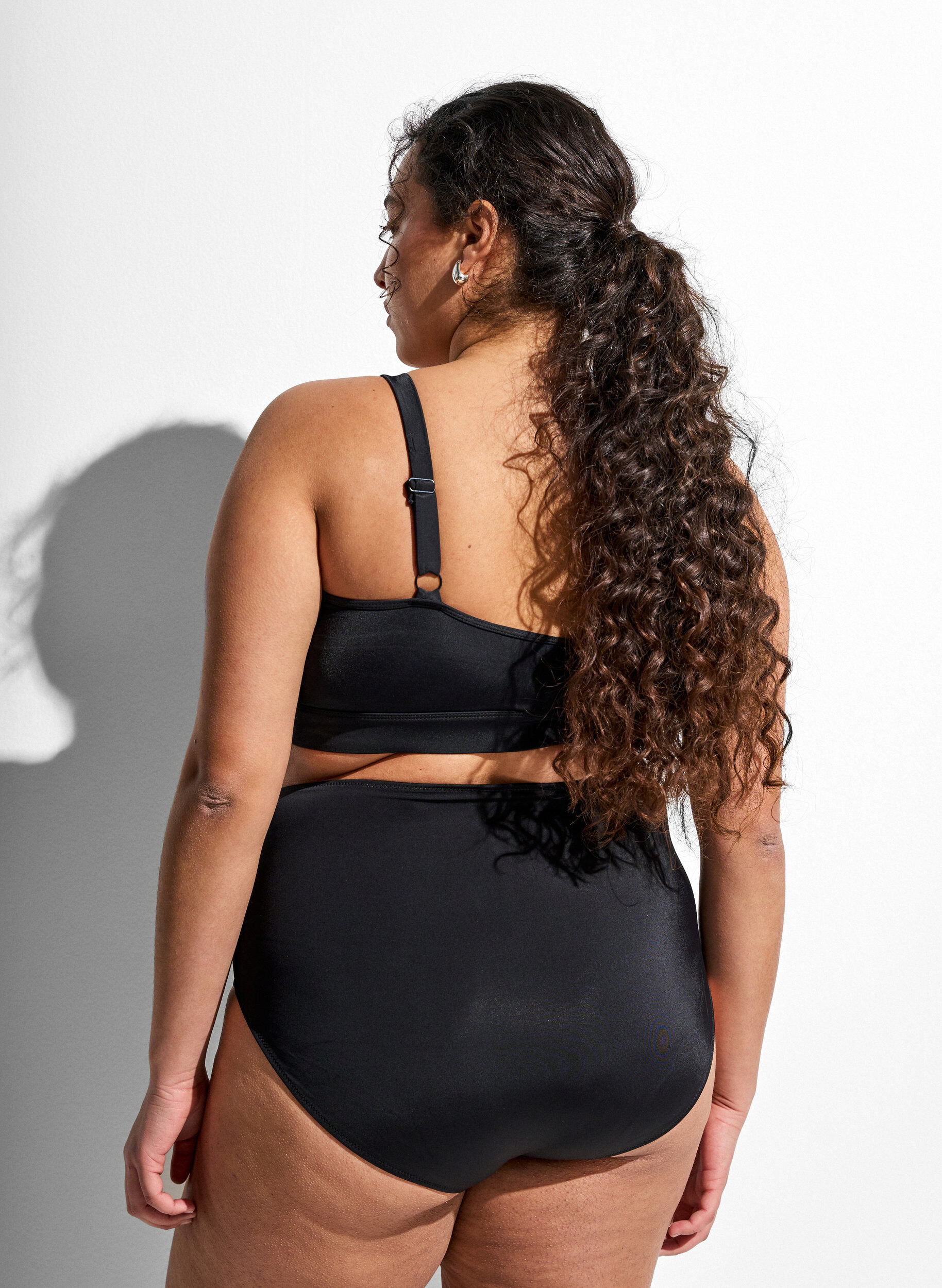 Zizzi Yksiv&auml;riset korkeavy&ouml;t&auml;r&ouml;iset bikinialaosat, Musta, Model image number 1