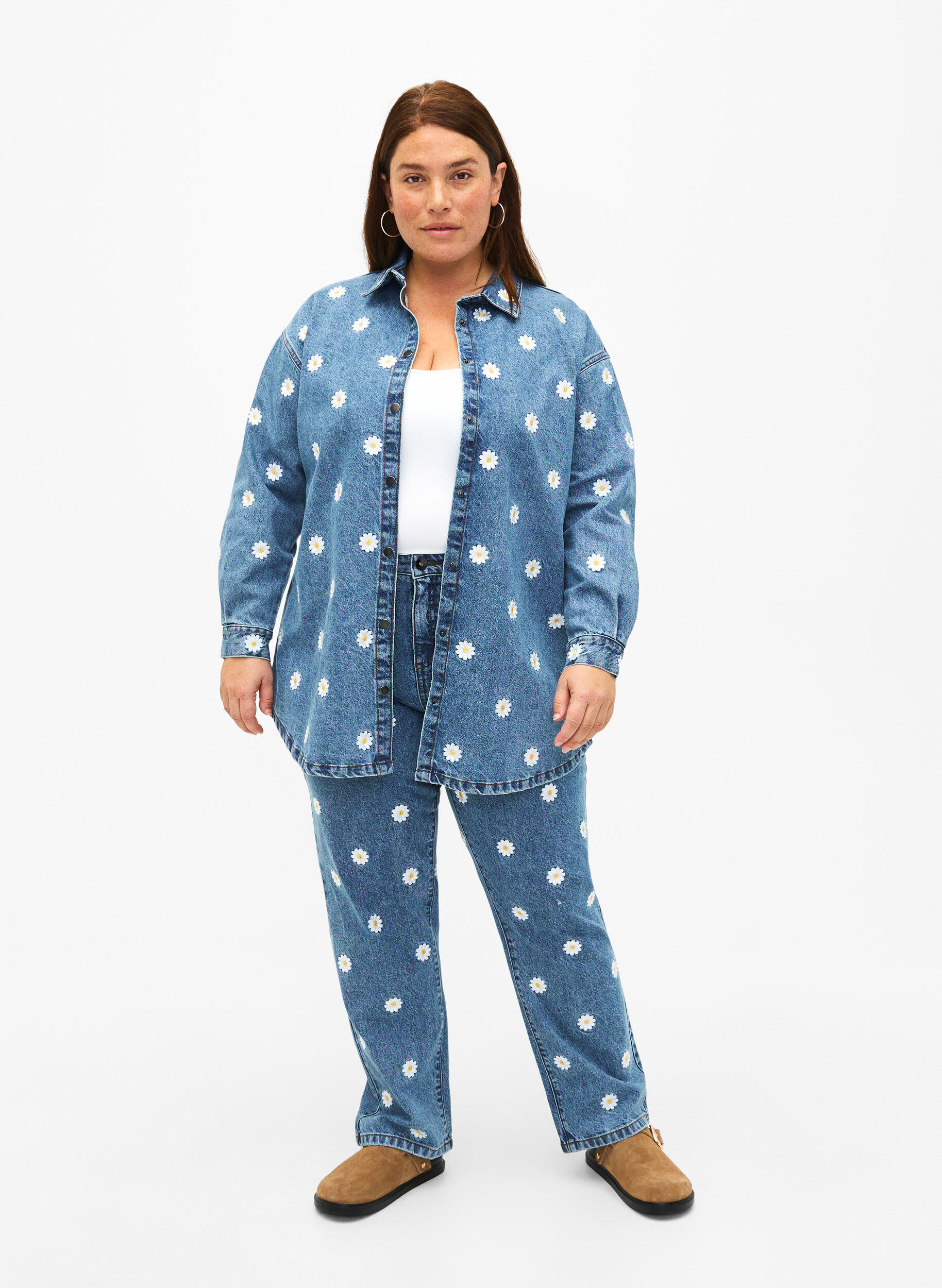 Zizzi V&auml;lj&auml; farkkupaita, jossa on kirjailtuja p&auml;iv&auml;nkakkaroita, L.B. Flower, Model image number 2