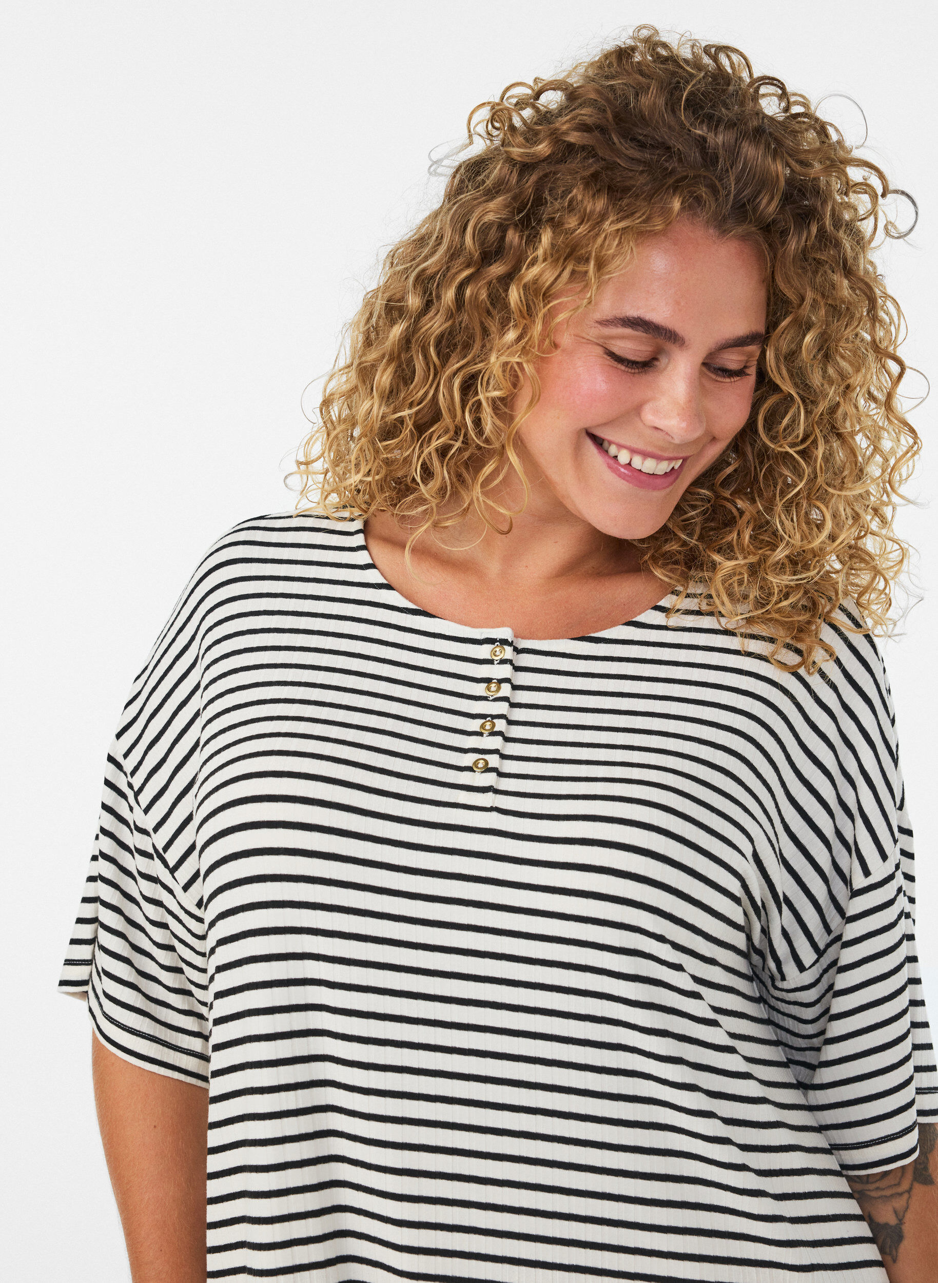ZizziRaidallinen y&ouml;mekko viskoositrikoosta, Vanilja, Model image number 3
