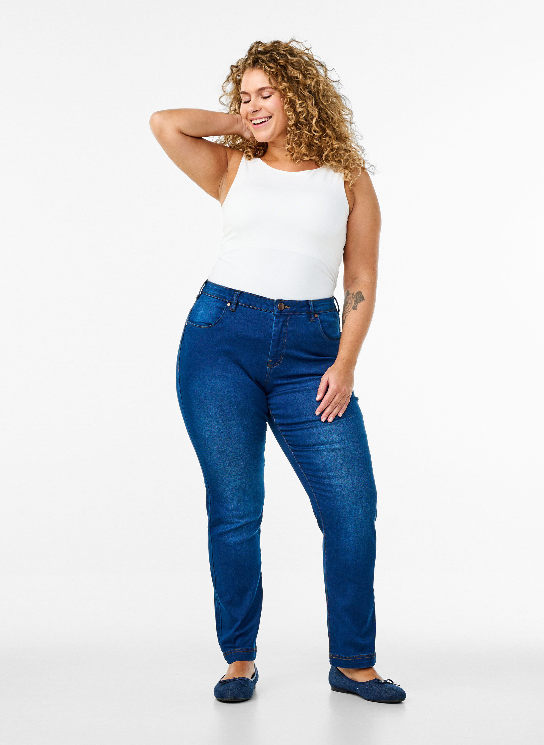 Kapeat normaalivy&ouml;t&auml;r&ouml;iset Emily-farkut, Sininen, Model