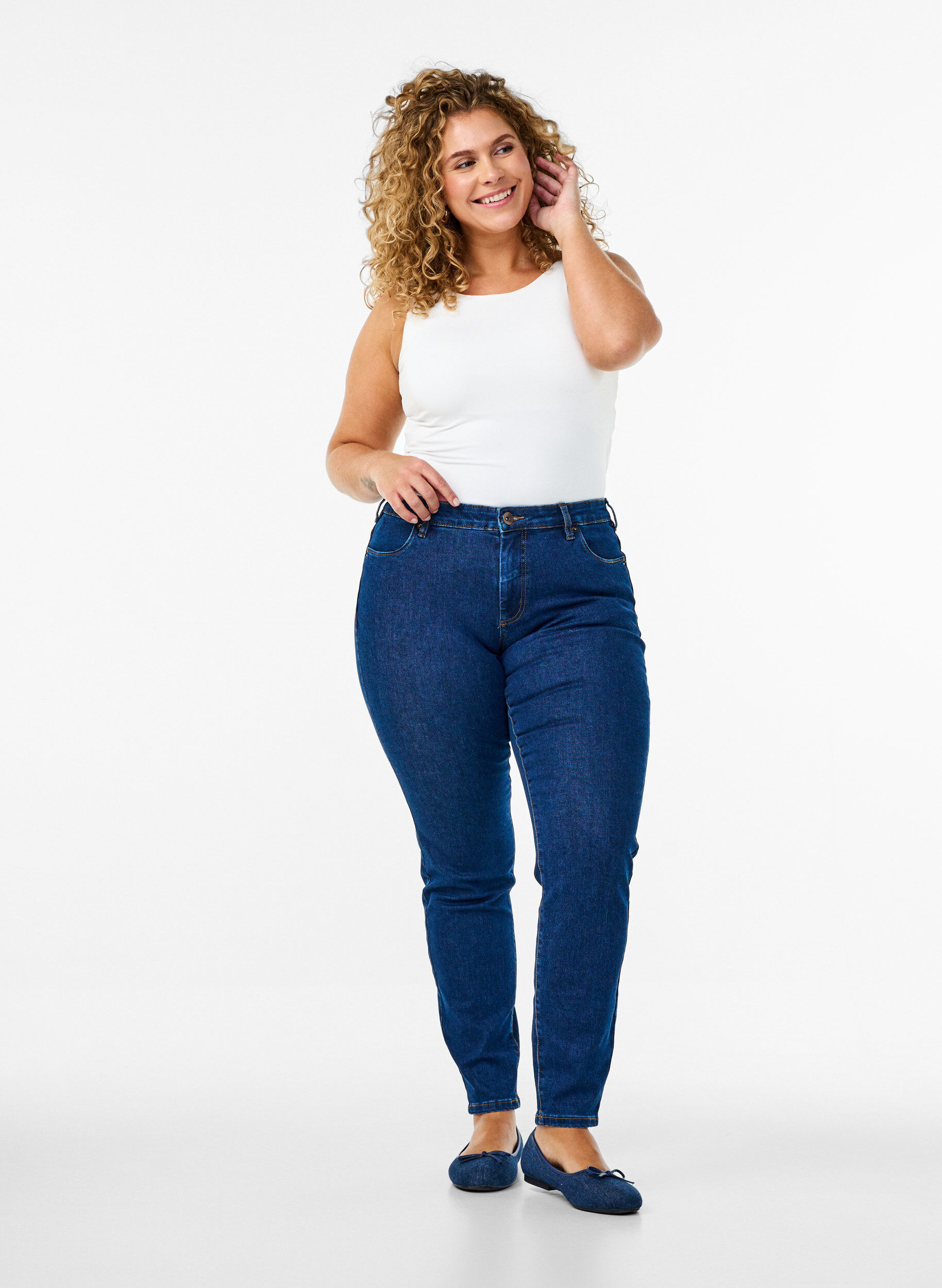 Slim fit Emily-farkut, joissa on normaali vy&ouml;t&auml;r&ouml;., Sininen, Model