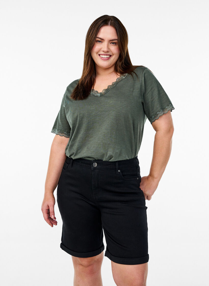 Kapeat farkkushortsit korkealla vy&ouml;t&auml;r&ouml;ll&auml;, Musta, Model image number 0