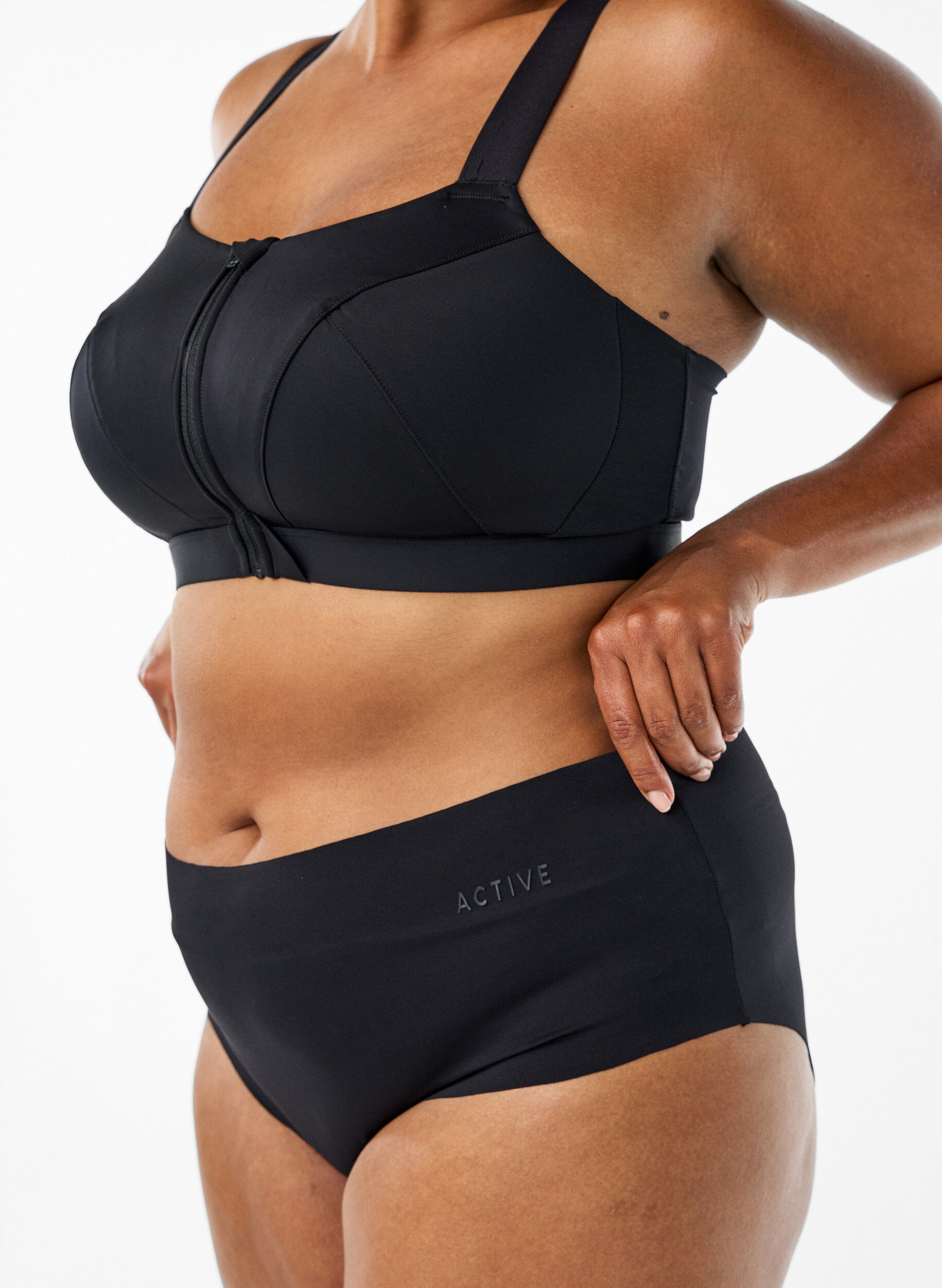 Zizzi 2-pack n&auml;kym&auml;tt&ouml;m&auml;t harjoitushipsterit, Musta, Model image number 2