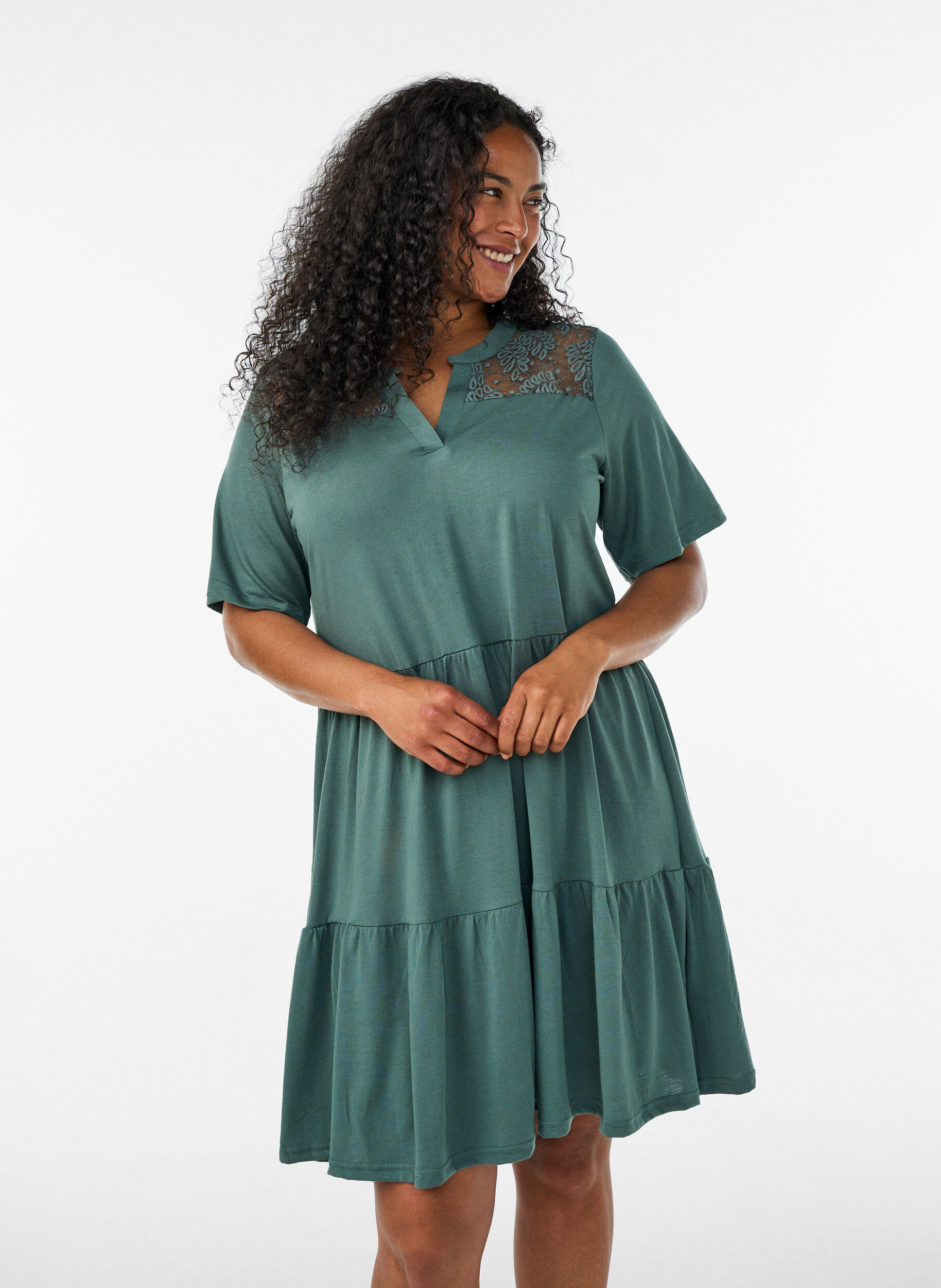 ZizziJerseymekko pitsiyksityiskohdilla ja kerrostetulla helmalla, Vihre&auml;, Model image number 0