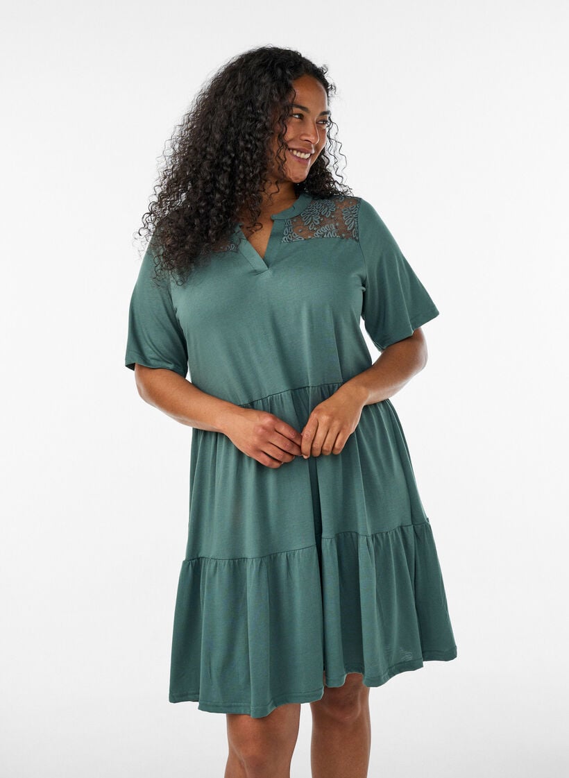 Jerseymekko pitsiyksityiskohdilla ja kerrostetulla helmalla, Vihre&auml;, Model image number 0