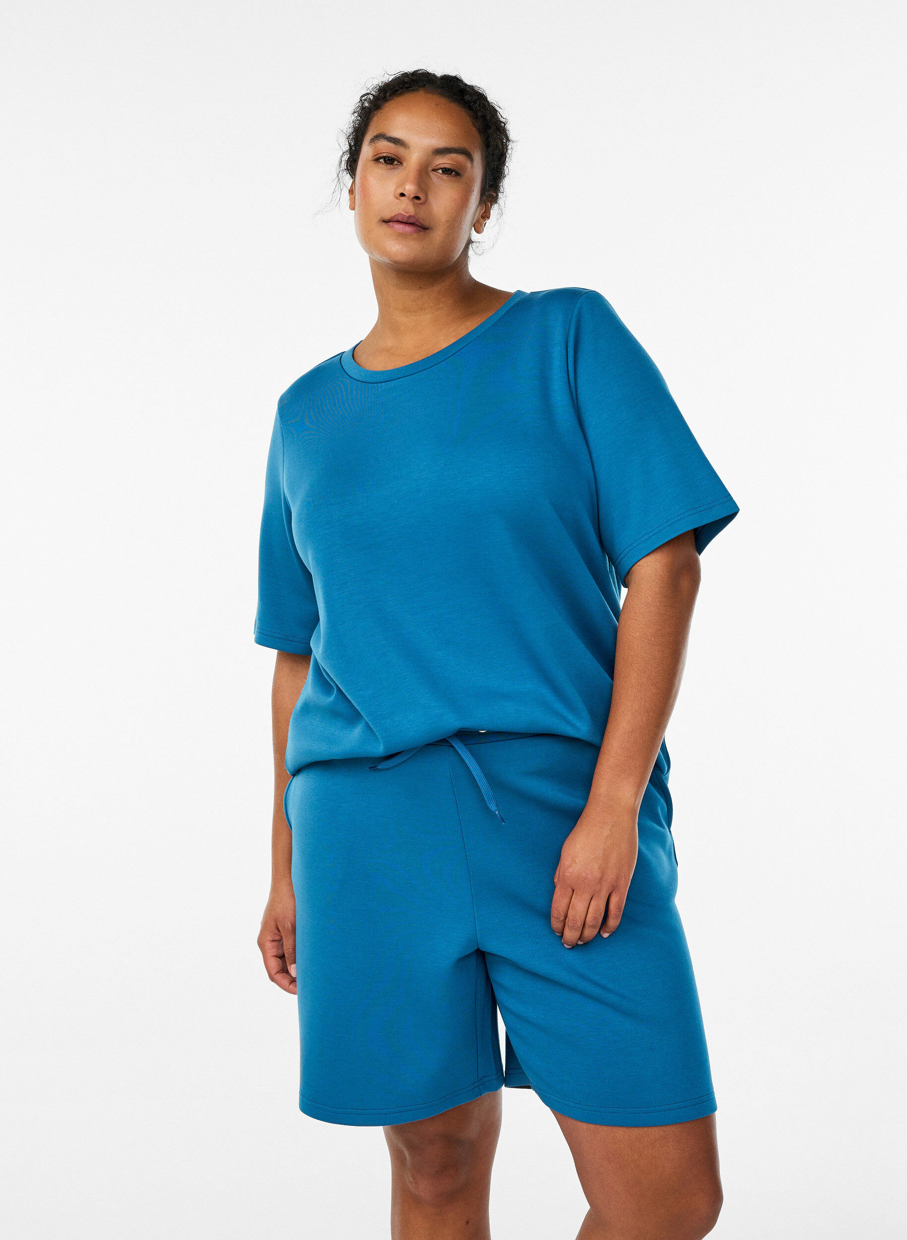 Shortsit modaalisekoitteesta taskuilla, Sininen, Model