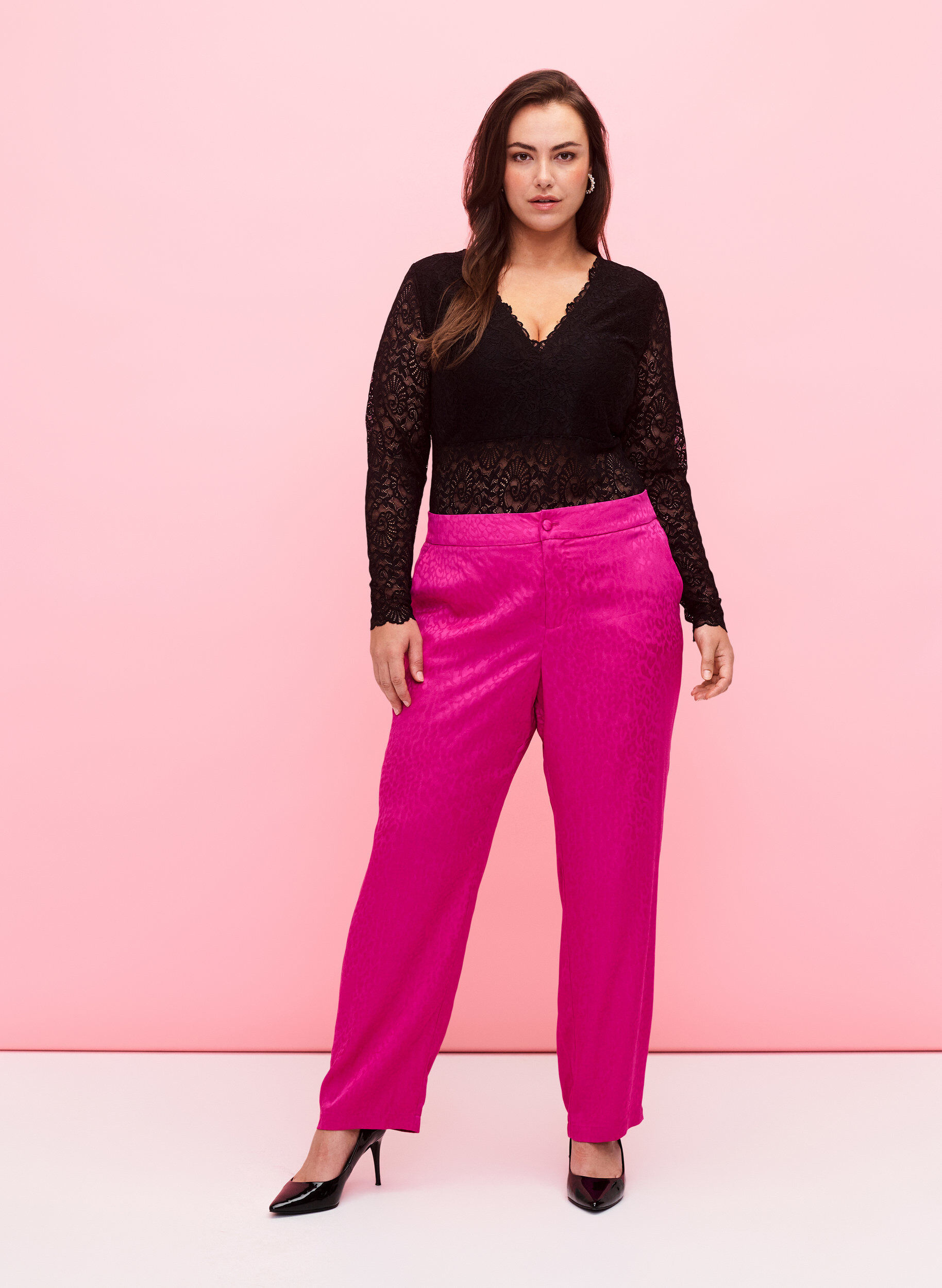 Zizzi Pitk&auml;hihainen pitsibody v-aukolla, Black, Model image number 2