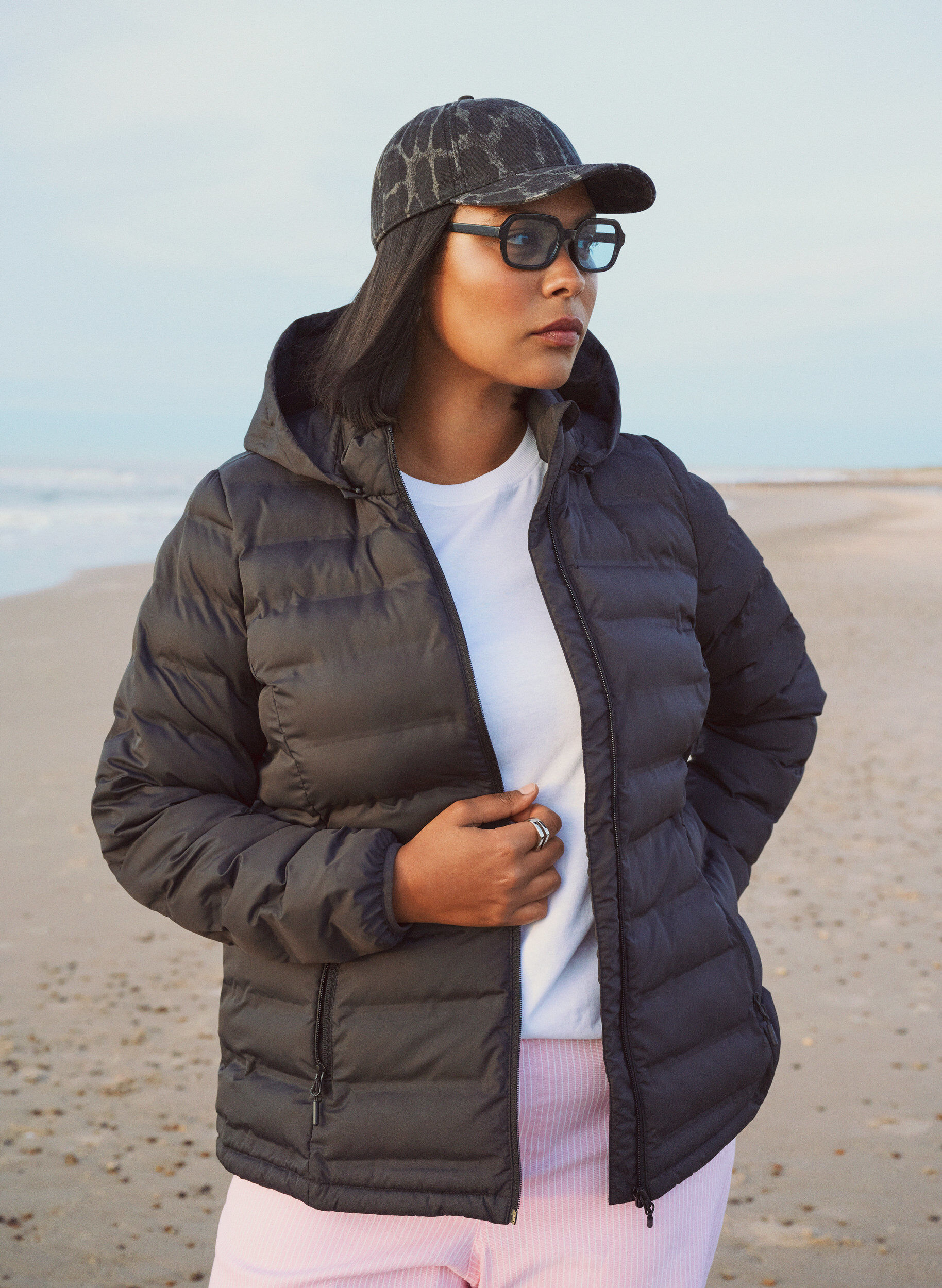 Zizzi Vett&auml;hylkiv&auml; kevyt takki hupulla, Musta, Image image number 0