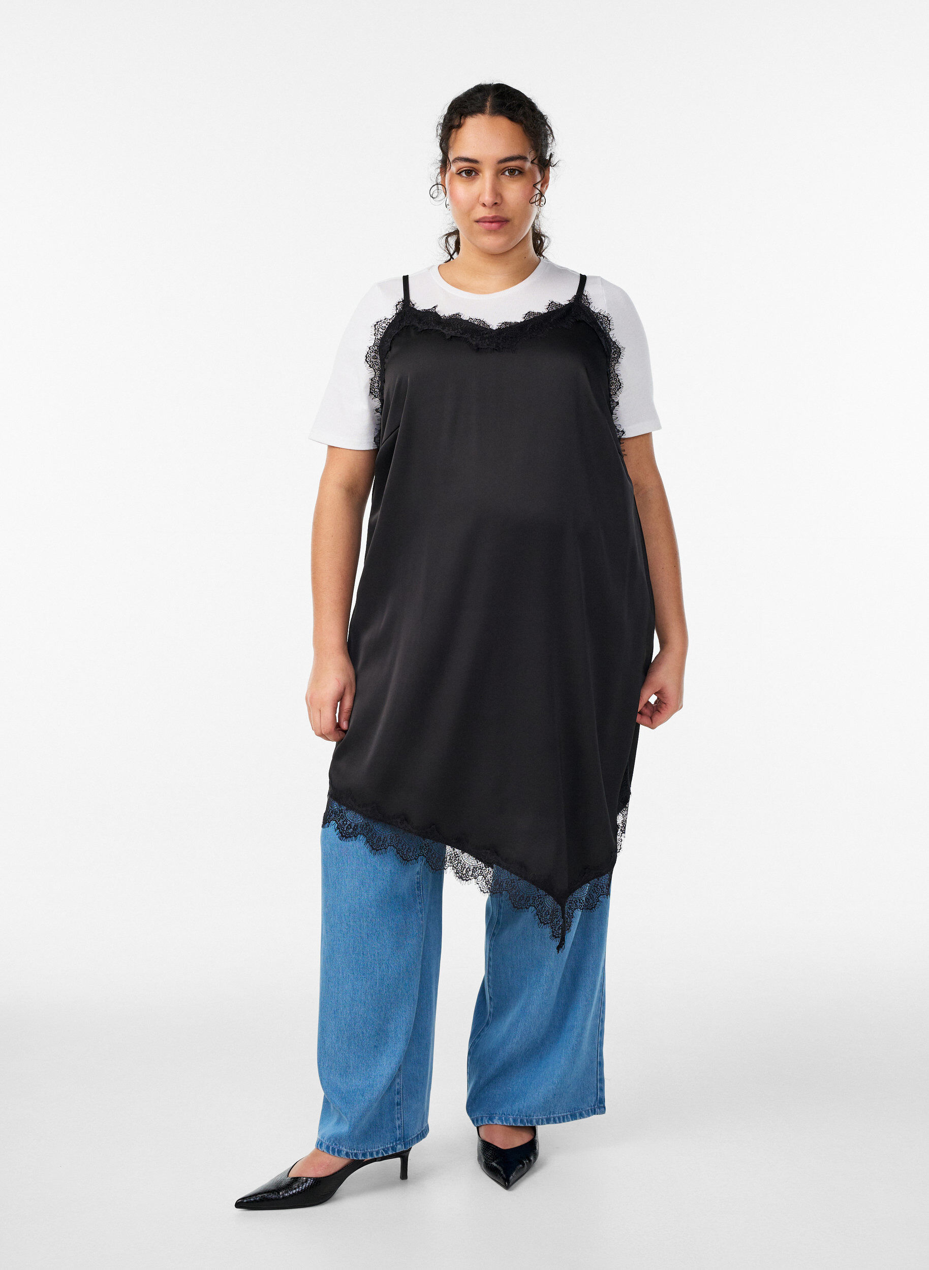 Zizzi Satiinilook-mekko pitsireunuksella, Musta, Model image number 0