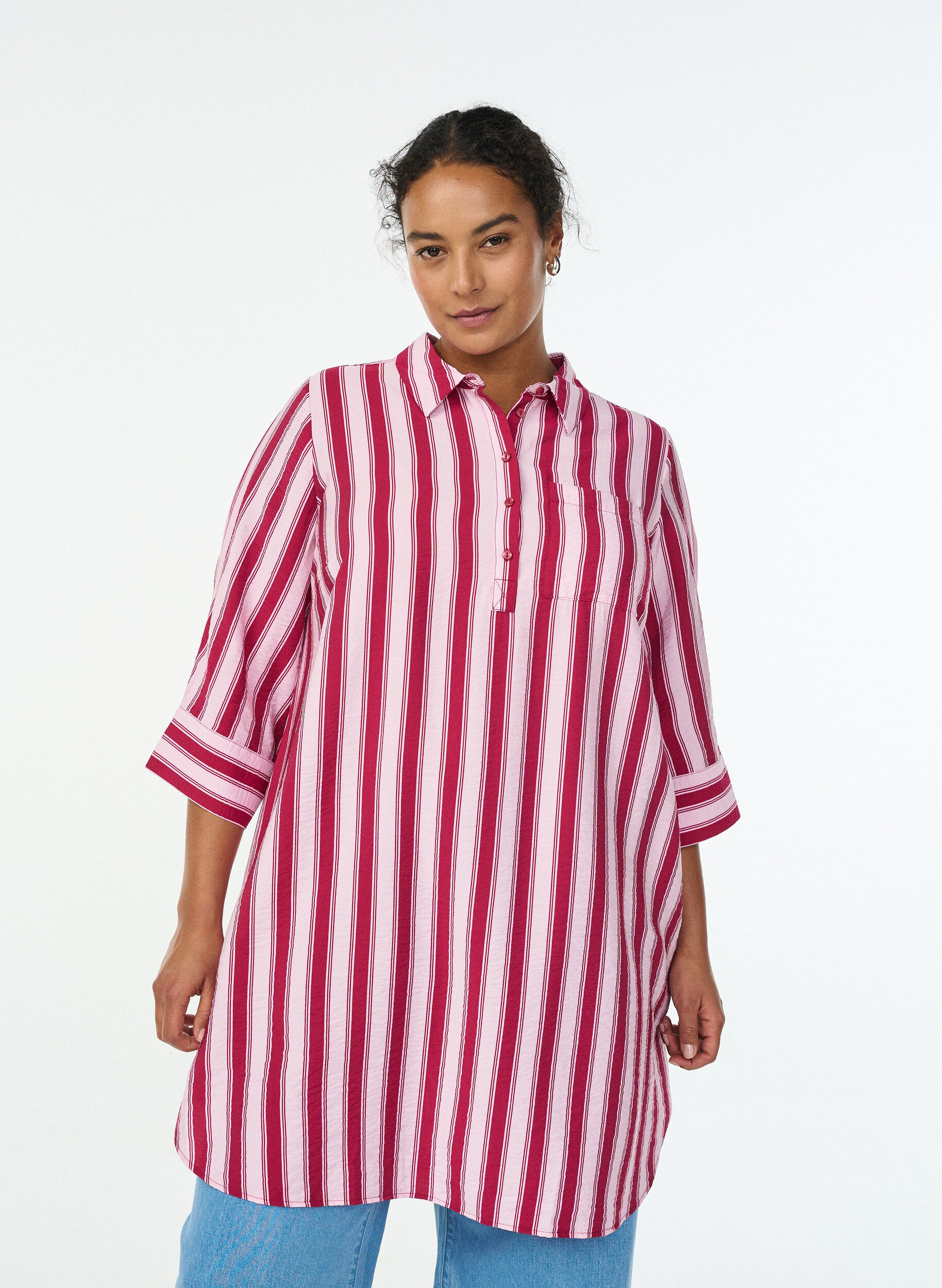 Lyhyt mekko kauluksella ja rintataskulla, Vaaleanpunainen, Model