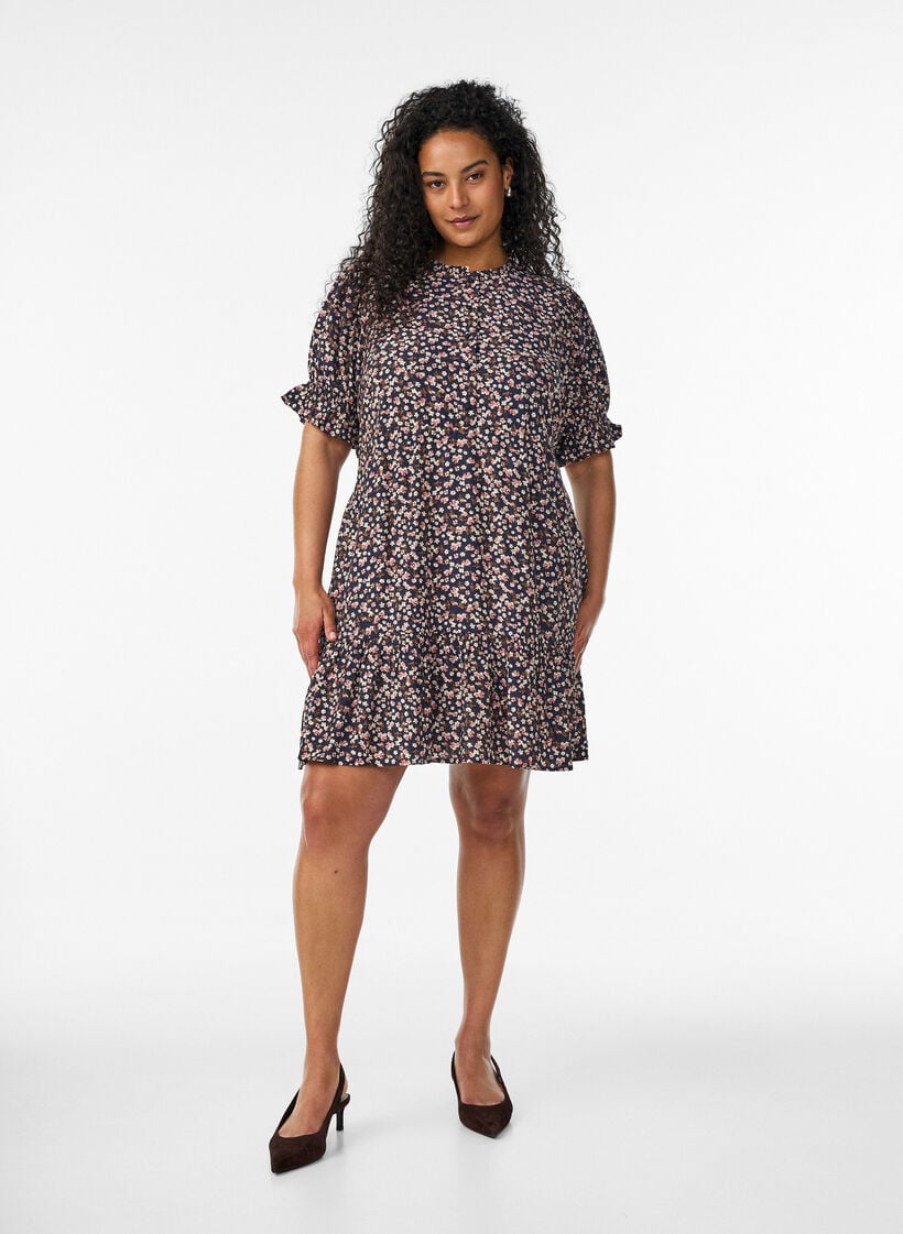 Lyhyt viskoosimekko r&ouml;yhel&ouml;yksityiskohdilla, Sininen, Model image number 1