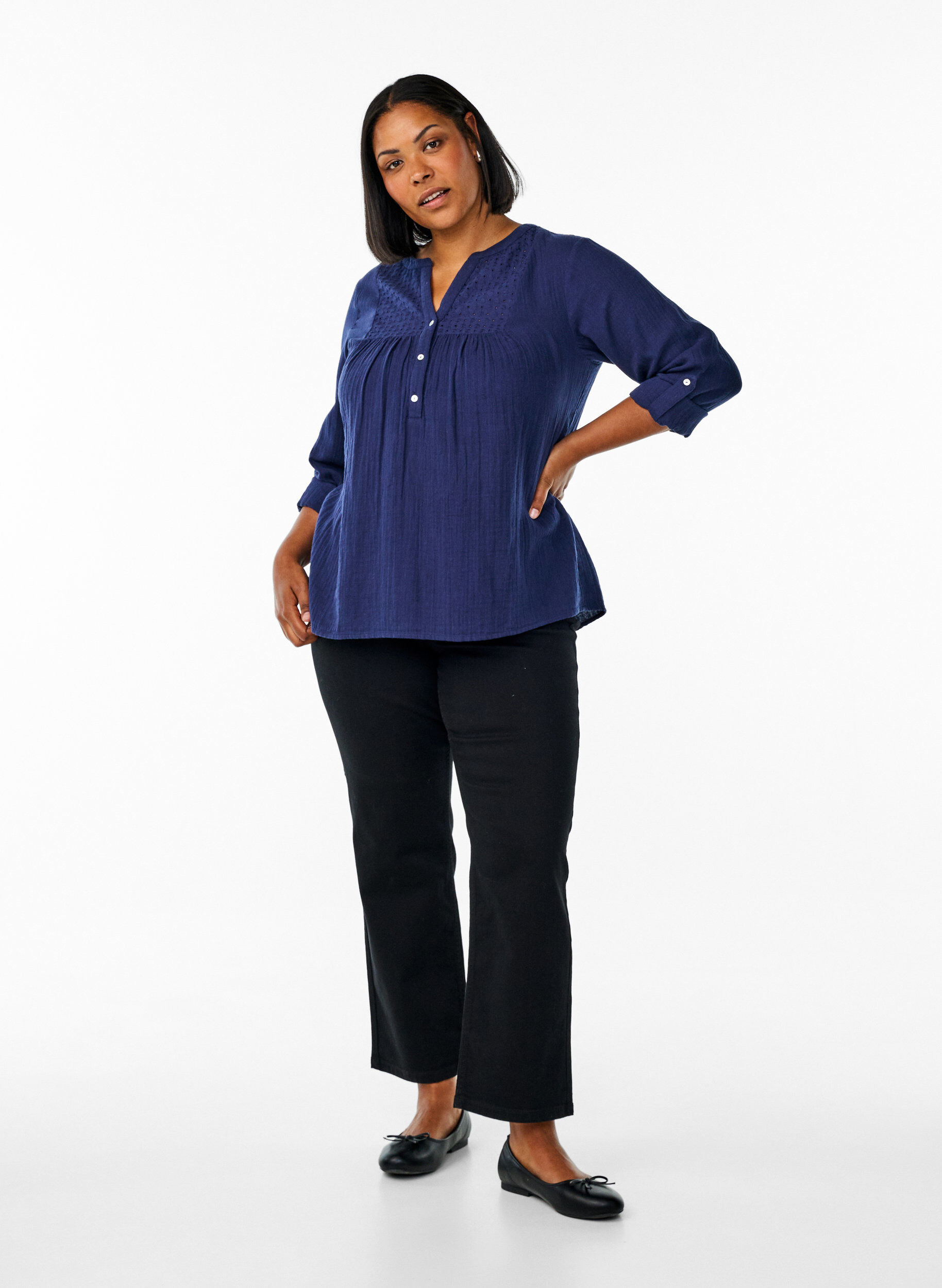 Zizzi Paita puuvillamusliinissa, jossa broderie anglaise -kirjailu, Sininen, Model image number 1