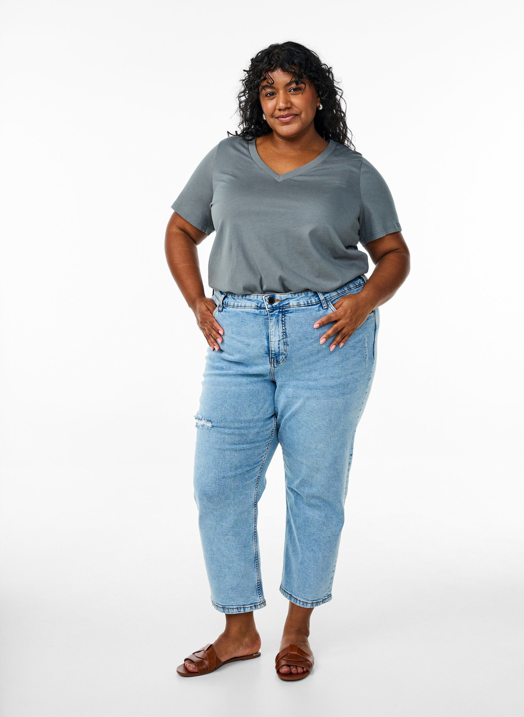 Zizzi Puuvillasta valmistettu T-paita V-p&auml;&auml;ntiell&auml;., Vihre&auml;, Model image number 1