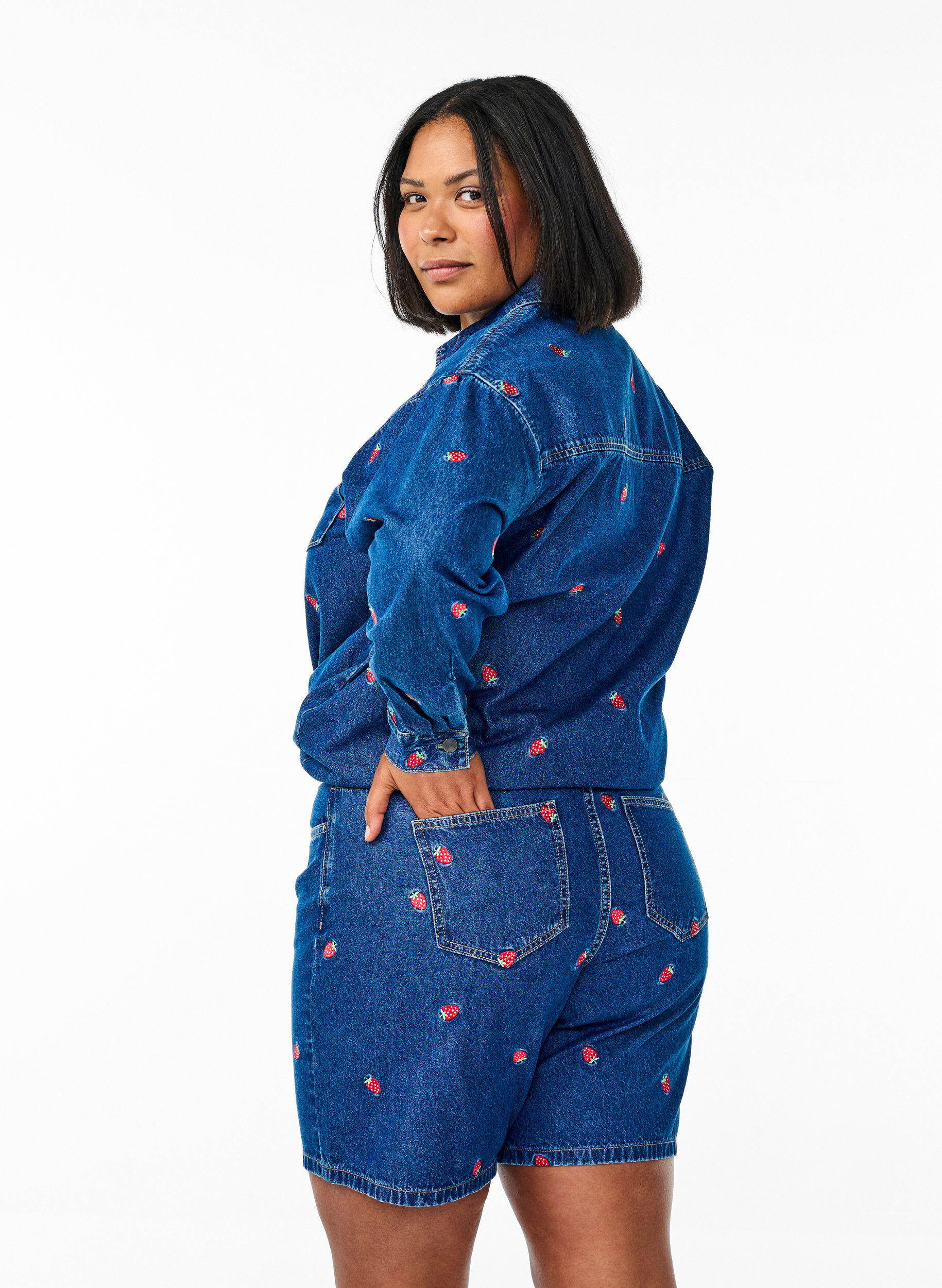 Zizzi Farkkushortsit, joihin on kirjailtu mansikoita, Sininen, Model image number 1