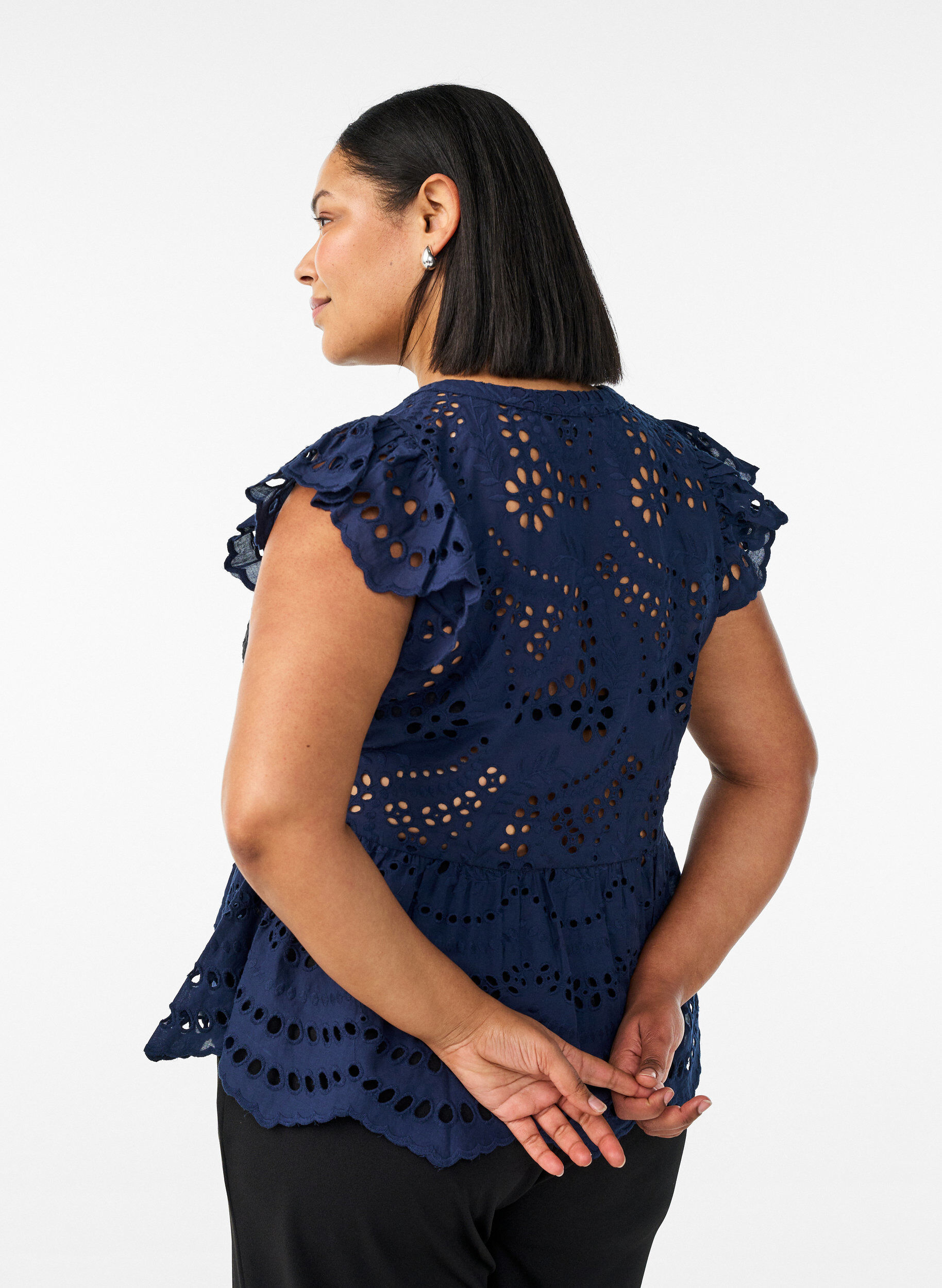 Zizzi Hihaton broderie anglaise -pusero r&ouml;yhel&ouml;ill&auml;, Sininen, Model image number 2