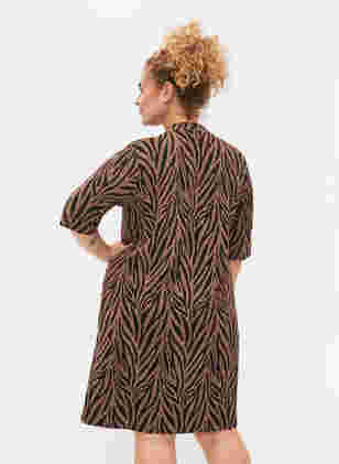 Kuvioitu mekko glitterillä ja lyhyillä hihoilla, Black Lurex AOP, Model