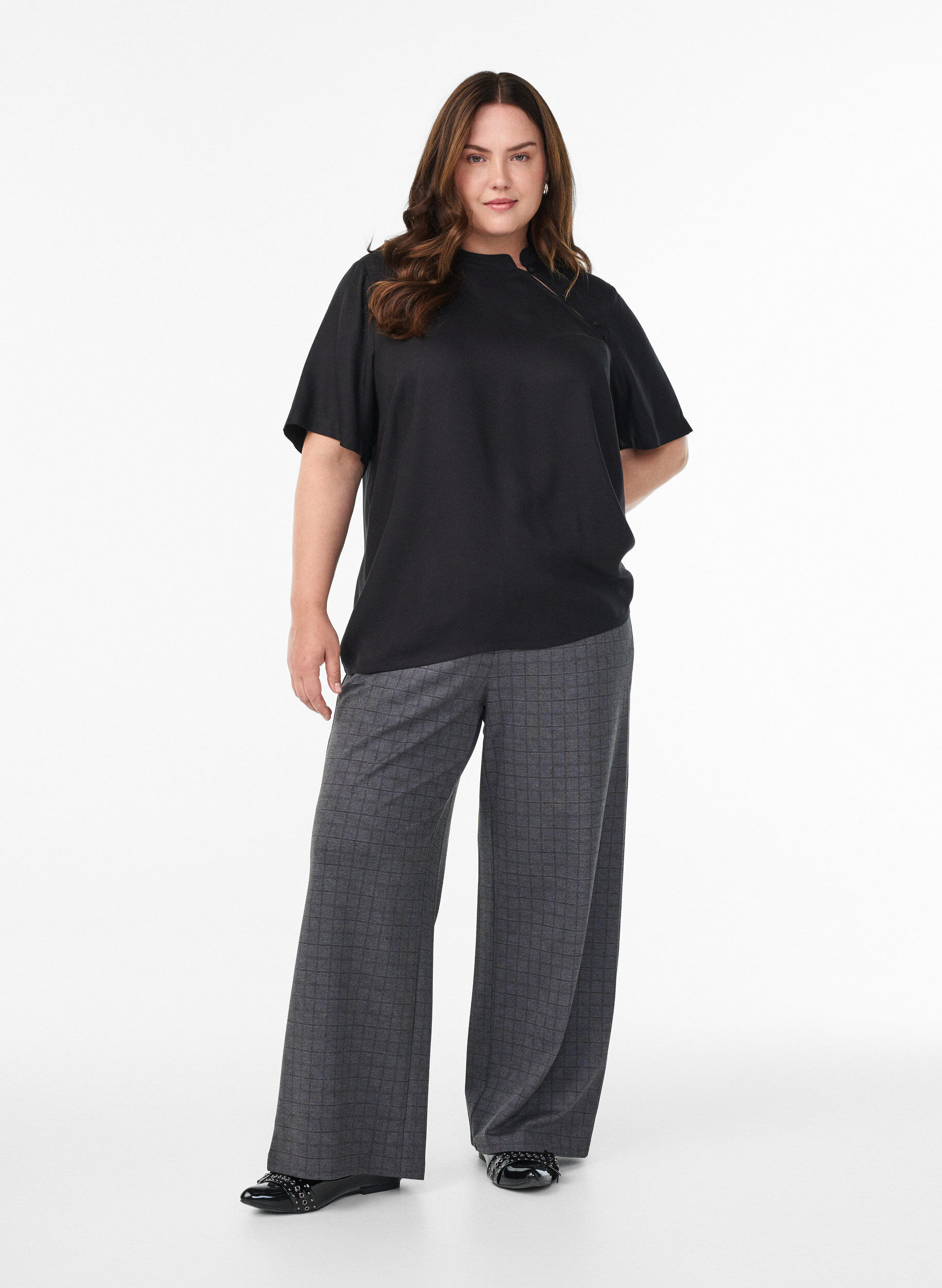 Zizzi Lyhythihainen pusero viistoilla nappikiinnityksill&auml;, Musta, Model image number 1