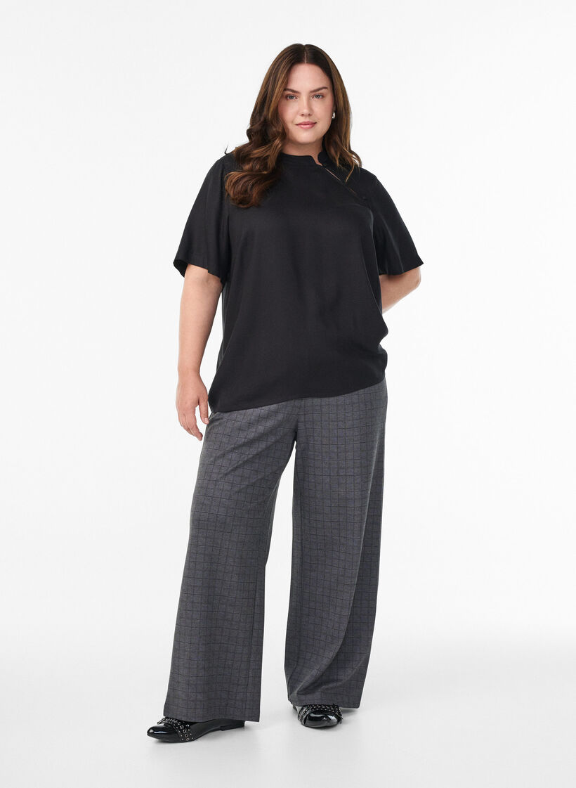 Lyhythihainen pusero viistoilla nappikiinnityksillä, Musta, Model