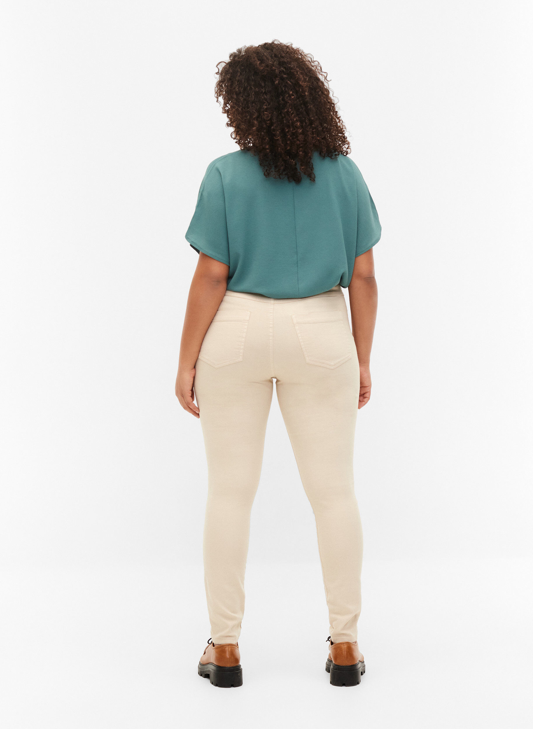 Zizzi Korkeavy&ouml;t&auml;r&ouml;iset Amy farkut super slim fit -mallissa, Oatmeal, Model image number 1