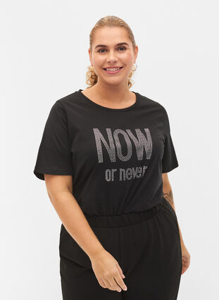 Ekologisesta puuvillasta valmistettu t-paita niiteillä, Black NOW or never, Model image number 0
